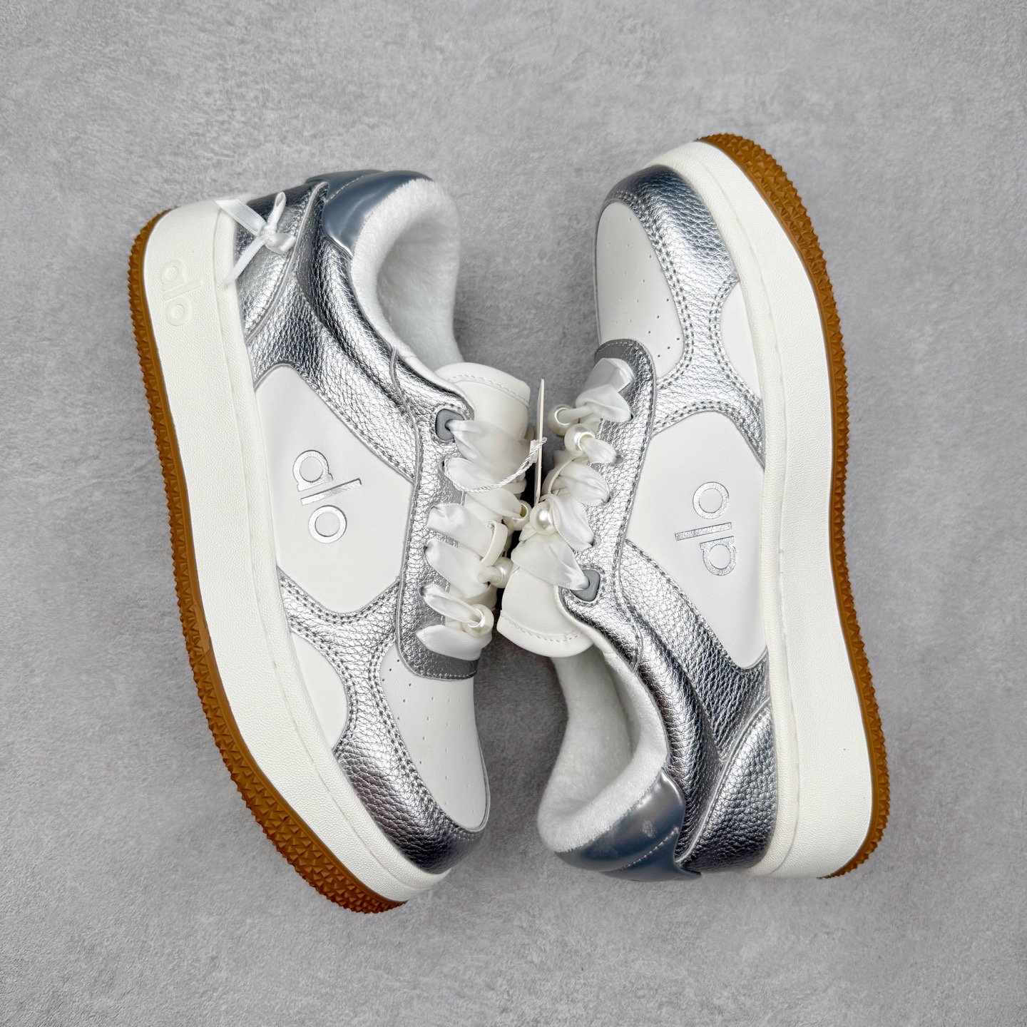 图片[3]-Alo yoga 易梦玲 Jisoo智秀 等多位明星同款上脚 主打各大平台外贸主推大厂采购原材料多处细节一步到位 生产细节 没得说 一款随意搭配的都好看的鞋子aIo采用增高4cm 主打熊猫色 春夏秋冬四季款 舒适简约板鞋 TPU防滑耐磨鞋底 #alo #alo女孩 #AIo #健身穿搭 #鞋子推荐 #板鞋 尺码：35 36 37 38 39 40 41 42 43 44 45-选品中心