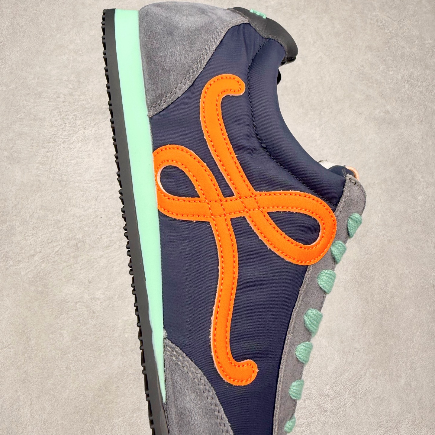 图片[6]-罗意威Loewe Ballet Runner 2.0 Sneakers 芭蕾舞2.0系列阿甘复古风德训薄底百搭休闲运动鞋 市面最高性价比 实体平台跑量 主打推荐好货 采用反绒牛皮革拼接头层皮饰片鞋面材质鞋身原装高密度防刮尼龙面料,极好柔软效果双层乳胶缓震鞋垫外部搭配轻量EVA缓震组合橡胶防滑片装外底不对称鞋头设计、袜状内部结构，轻盈橡胶外底延伸至鞋头 20 毫米鞋跟，附白色和同色系鞋带侧面饰有 L 徽标，鞋舌饰有压纹 Anagram 后跟标签饰有注塑橡胶 LOEWE 标志升级原楦型开发纸版全手工拉帮工艺成型 尺码：35 36 37 38 39 40 41 42 43 44 45-选品中心