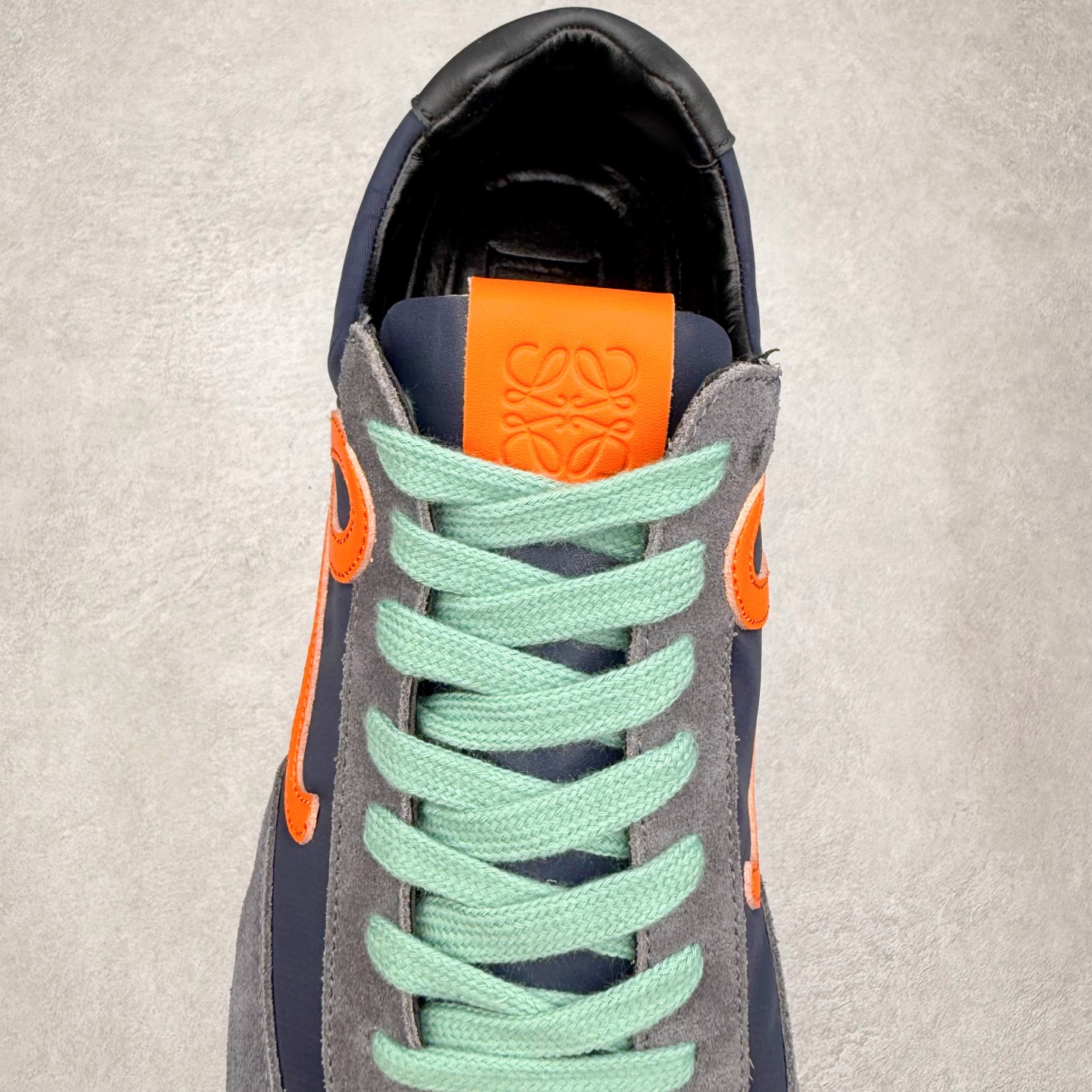 图片[5]-罗意威Loewe Ballet Runner 2.0 Sneakers 芭蕾舞2.0系列阿甘复古风德训薄底百搭休闲运动鞋 市面最高性价比 实体平台跑量 主打推荐好货 采用反绒牛皮革拼接头层皮饰片鞋面材质鞋身原装高密度防刮尼龙面料,极好柔软效果双层乳胶缓震鞋垫外部搭配轻量EVA缓震组合橡胶防滑片装外底不对称鞋头设计、袜状内部结构，轻盈橡胶外底延伸至鞋头 20 毫米鞋跟，附白色和同色系鞋带侧面饰有 L 徽标，鞋舌饰有压纹 Anagram 后跟标签饰有注塑橡胶 LOEWE 标志升级原楦型开发纸版全手工拉帮工艺成型 尺码：35 36 37 38 39 40 41 42 43 44 45-选品中心