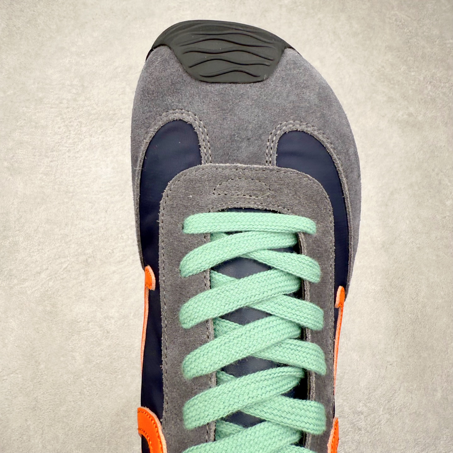 图片[4]-罗意威Loewe Ballet Runner 2.0 Sneakers 芭蕾舞2.0系列阿甘复古风德训薄底百搭休闲运动鞋 市面最高性价比 实体平台跑量 主打推荐好货 采用反绒牛皮革拼接头层皮饰片鞋面材质鞋身原装高密度防刮尼龙面料,极好柔软效果双层乳胶缓震鞋垫外部搭配轻量EVA缓震组合橡胶防滑片装外底不对称鞋头设计、袜状内部结构，轻盈橡胶外底延伸至鞋头 20 毫米鞋跟，附白色和同色系鞋带侧面饰有 L 徽标，鞋舌饰有压纹 Anagram 后跟标签饰有注塑橡胶 LOEWE 标志升级原楦型开发纸版全手工拉帮工艺成型 尺码：35 36 37 38 39 40 41 42 43 44 45-选品中心