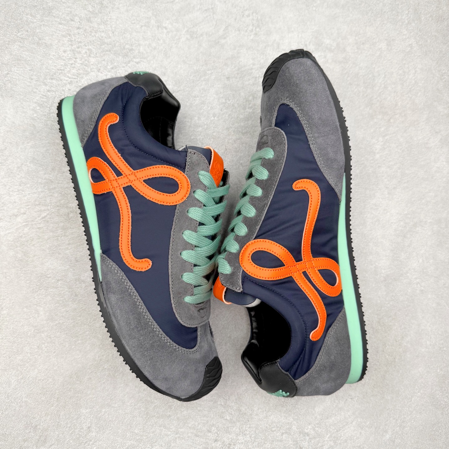 图片[3]-罗意威Loewe Ballet Runner 2.0 Sneakers 芭蕾舞2.0系列阿甘复古风德训薄底百搭休闲运动鞋 市面最高性价比 实体平台跑量 主打推荐好货 采用反绒牛皮革拼接头层皮饰片鞋面材质鞋身原装高密度防刮尼龙面料,极好柔软效果双层乳胶缓震鞋垫外部搭配轻量EVA缓震组合橡胶防滑片装外底不对称鞋头设计、袜状内部结构，轻盈橡胶外底延伸至鞋头 20 毫米鞋跟，附白色和同色系鞋带侧面饰有 L 徽标，鞋舌饰有压纹 Anagram 后跟标签饰有注塑橡胶 LOEWE 标志升级原楦型开发纸版全手工拉帮工艺成型 尺码：35 36 37 38 39 40 41 42 43 44 45-选品中心