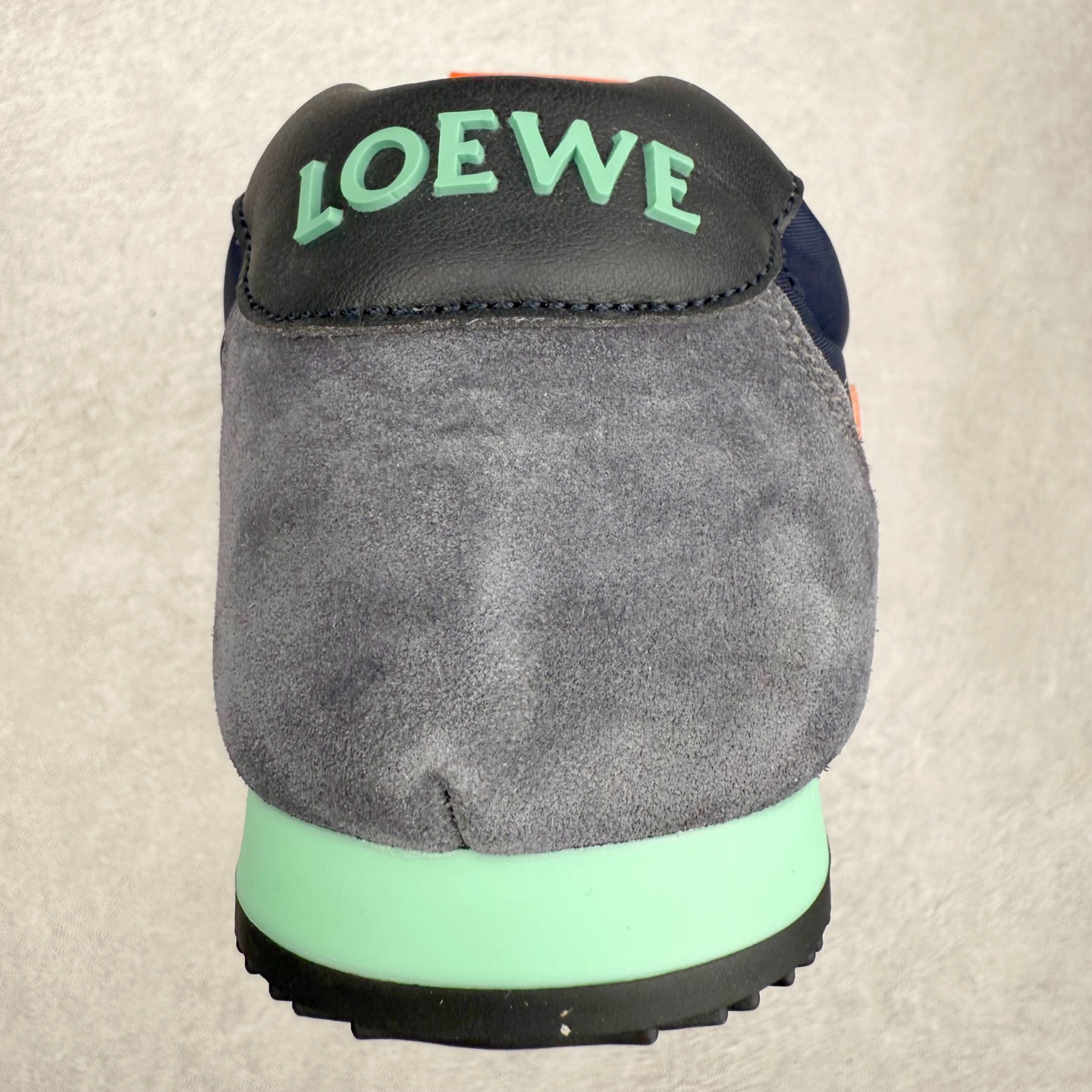 图片[8]-罗意威Loewe Ballet Runner 2.0 Sneakers 芭蕾舞2.0系列阿甘复古风德训薄底百搭休闲运动鞋 市面最高性价比 实体平台跑量 主打推荐好货 采用反绒牛皮革拼接头层皮饰片鞋面材质鞋身原装高密度防刮尼龙面料,极好柔软效果双层乳胶缓震鞋垫外部搭配轻量EVA缓震组合橡胶防滑片装外底不对称鞋头设计、袜状内部结构，轻盈橡胶外底延伸至鞋头 20 毫米鞋跟，附白色和同色系鞋带侧面饰有 L 徽标，鞋舌饰有压纹 Anagram 后跟标签饰有注塑橡胶 LOEWE 标志升级原楦型开发纸版全手工拉帮工艺成型 尺码：35 36 37 38 39 40 41 42 43 44 45-选品中心