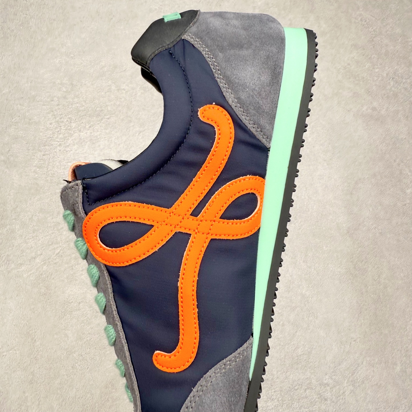 图片[7]-罗意威Loewe Ballet Runner 2.0 Sneakers 芭蕾舞2.0系列阿甘复古风德训薄底百搭休闲运动鞋 市面最高性价比 实体平台跑量 主打推荐好货 采用反绒牛皮革拼接头层皮饰片鞋面材质鞋身原装高密度防刮尼龙面料,极好柔软效果双层乳胶缓震鞋垫外部搭配轻量EVA缓震组合橡胶防滑片装外底不对称鞋头设计、袜状内部结构，轻盈橡胶外底延伸至鞋头 20 毫米鞋跟，附白色和同色系鞋带侧面饰有 L 徽标，鞋舌饰有压纹 Anagram 后跟标签饰有注塑橡胶 LOEWE 标志升级原楦型开发纸版全手工拉帮工艺成型 尺码：35 36 37 38 39 40 41 42 43 44 45-选品中心