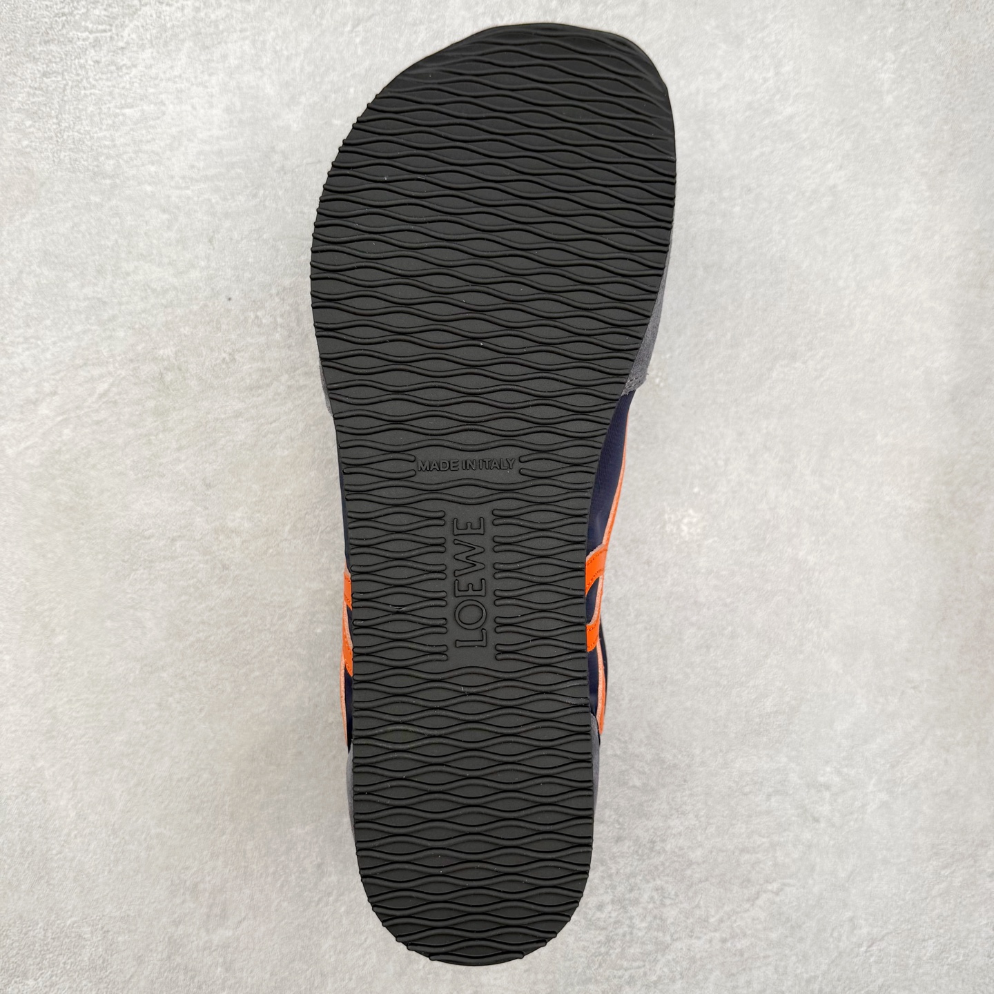 图片[9]-罗意威Loewe Ballet Runner 2.0 Sneakers 芭蕾舞2.0系列阿甘复古风德训薄底百搭休闲运动鞋 市面最高性价比 实体平台跑量 主打推荐好货 采用反绒牛皮革拼接头层皮饰片鞋面材质鞋身原装高密度防刮尼龙面料,极好柔软效果双层乳胶缓震鞋垫外部搭配轻量EVA缓震组合橡胶防滑片装外底不对称鞋头设计、袜状内部结构，轻盈橡胶外底延伸至鞋头 20 毫米鞋跟，附白色和同色系鞋带侧面饰有 L 徽标，鞋舌饰有压纹 Anagram 后跟标签饰有注塑橡胶 LOEWE 标志升级原楦型开发纸版全手工拉帮工艺成型 尺码：35 36 37 38 39 40 41 42 43 44 45-选品中心