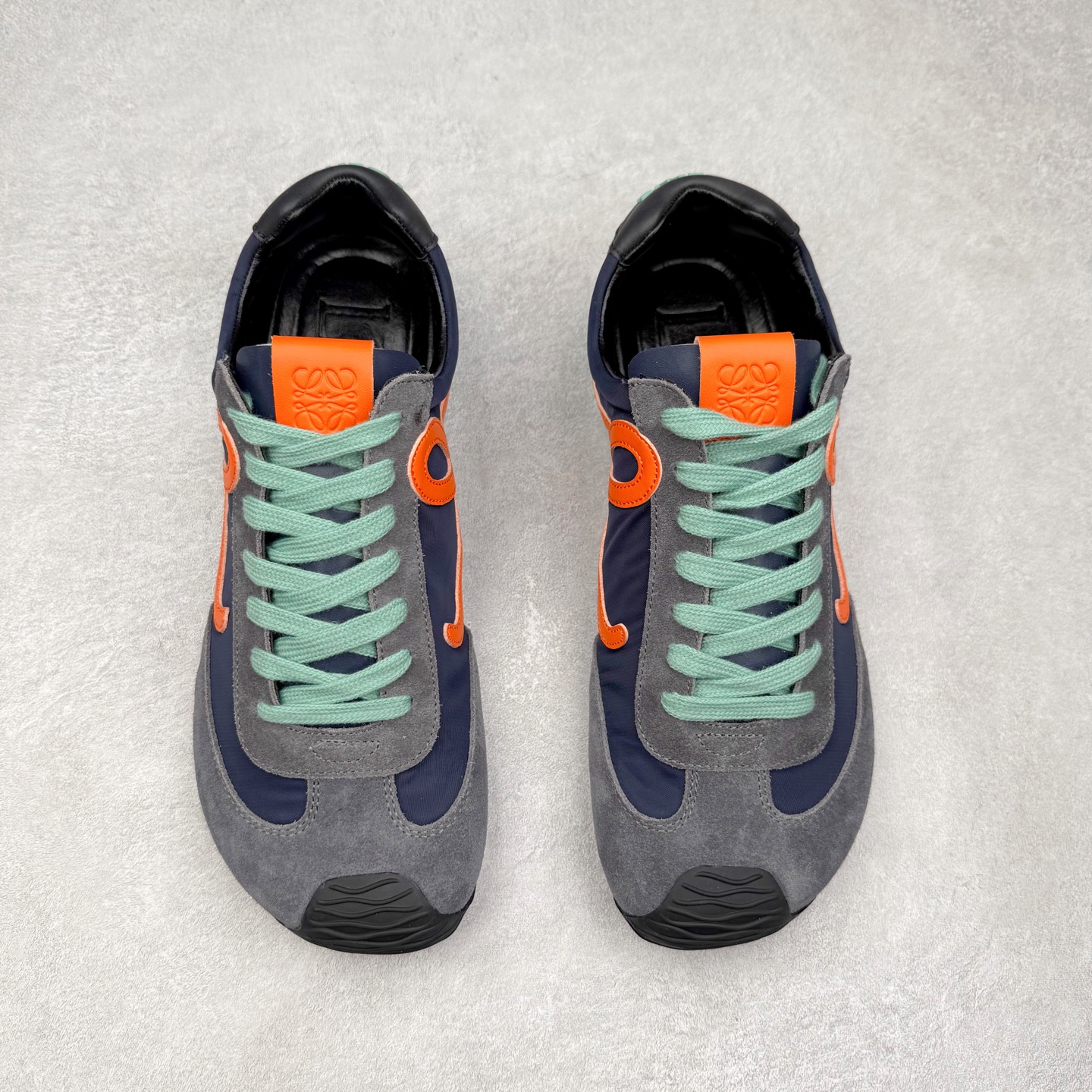 图片[2]-罗意威Loewe Ballet Runner 2.0 Sneakers 芭蕾舞2.0系列阿甘复古风德训薄底百搭休闲运动鞋 市面最高性价比 实体平台跑量 主打推荐好货 采用反绒牛皮革拼接头层皮饰片鞋面材质鞋身原装高密度防刮尼龙面料,极好柔软效果双层乳胶缓震鞋垫外部搭配轻量EVA缓震组合橡胶防滑片装外底不对称鞋头设计、袜状内部结构，轻盈橡胶外底延伸至鞋头 20 毫米鞋跟，附白色和同色系鞋带侧面饰有 L 徽标，鞋舌饰有压纹 Anagram 后跟标签饰有注塑橡胶 LOEWE 标志升级原楦型开发纸版全手工拉帮工艺成型 尺码：35 36 37 38 39 40 41 42 43 44 45-选品中心