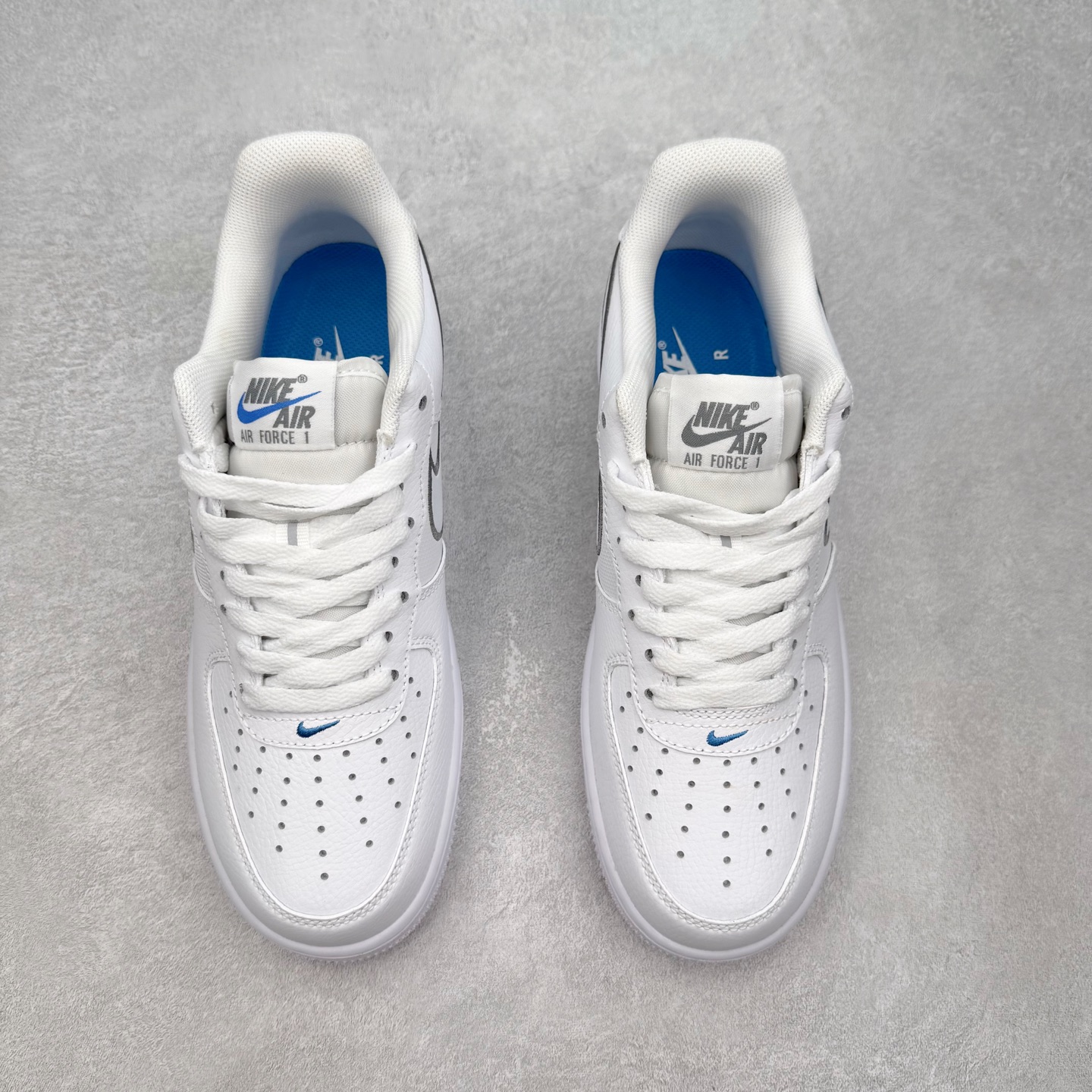 图片[2]-＃XT纯原 NK Air Force 1 Low 空军一号时尚舒适防滑耐磨低帮板鞋 IB7677-100 顶级批次 2022全新楦头鞋型 鱼鳞大底 历时开发三个月 清洁度完美 二维码鞋标 内置芯片及solo气垫 大底高度及其弧度依照正品 钢印 logo刺绣 鞋口弧度 鞋头长度 鞋面冲孔 鞋垫背胶及钢印 完美鞋型对比正品 每一处都是细节满满 柔软、弹性十足的缓震性能和出色的中底设计 横跨复古与现代的外型结合 造就出风靡全球 三十多年的Force 1 直到今天还深受青睐 实拍调校N版已经零色差零失真 百分百还原实物色彩所见即所得 不存在货不对板色差等低级问题 选购参考实物拍摄 不混卖不参货 只用心做好货严格选品 承诺混一赔十 尺码：36 36.5 37.5 38 38.5 39 40 40.5 41 42 42.5 43 44 44.5 45-选品中心