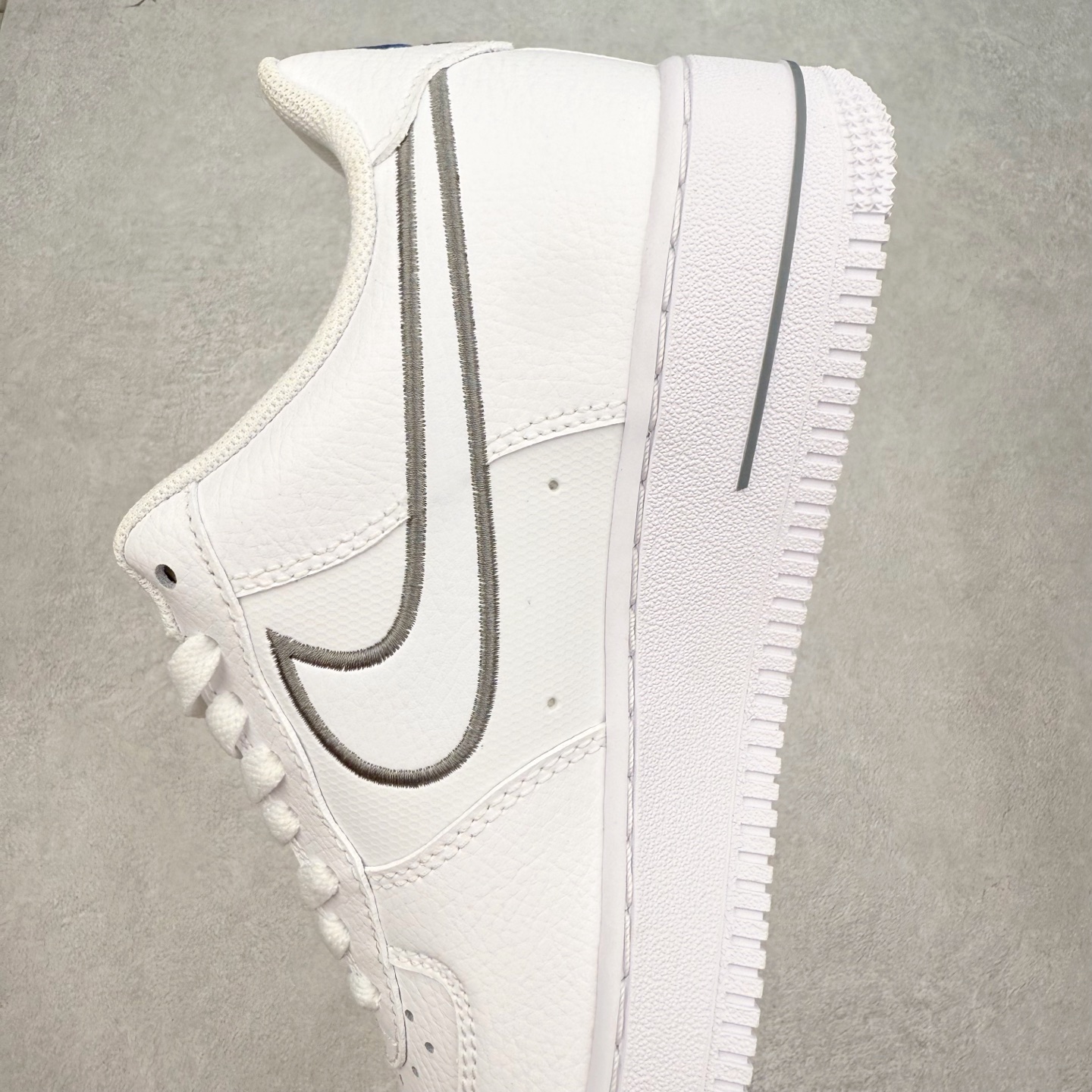 图片[7]-＃XT纯原 NK Air Force 1 Low 空军一号时尚舒适防滑耐磨低帮板鞋 IB7677-100 顶级批次 2022全新楦头鞋型 鱼鳞大底 历时开发三个月 清洁度完美 二维码鞋标 内置芯片及solo气垫 大底高度及其弧度依照正品 钢印 logo刺绣 鞋口弧度 鞋头长度 鞋面冲孔 鞋垫背胶及钢印 完美鞋型对比正品 每一处都是细节满满 柔软、弹性十足的缓震性能和出色的中底设计 横跨复古与现代的外型结合 造就出风靡全球 三十多年的Force 1 直到今天还深受青睐 实拍调校N版已经零色差零失真 百分百还原实物色彩所见即所得 不存在货不对板色差等低级问题 选购参考实物拍摄 不混卖不参货 只用心做好货严格选品 承诺混一赔十 尺码：36 36.5 37.5 38 38.5 39 40 40.5 41 42 42.5 43 44 44.5 45-选品中心