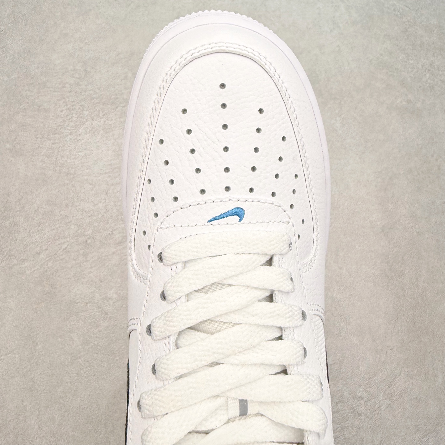 图片[4]-＃XT纯原 NK Air Force 1 Low 空军一号时尚舒适防滑耐磨低帮板鞋 IB7677-100 顶级批次 2022全新楦头鞋型 鱼鳞大底 历时开发三个月 清洁度完美 二维码鞋标 内置芯片及solo气垫 大底高度及其弧度依照正品 钢印 logo刺绣 鞋口弧度 鞋头长度 鞋面冲孔 鞋垫背胶及钢印 完美鞋型对比正品 每一处都是细节满满 柔软、弹性十足的缓震性能和出色的中底设计 横跨复古与现代的外型结合 造就出风靡全球 三十多年的Force 1 直到今天还深受青睐 实拍调校N版已经零色差零失真 百分百还原实物色彩所见即所得 不存在货不对板色差等低级问题 选购参考实物拍摄 不混卖不参货 只用心做好货严格选品 承诺混一赔十 尺码：36 36.5 37.5 38 38.5 39 40 40.5 41 42 42.5 43 44 44.5 45-选品中心