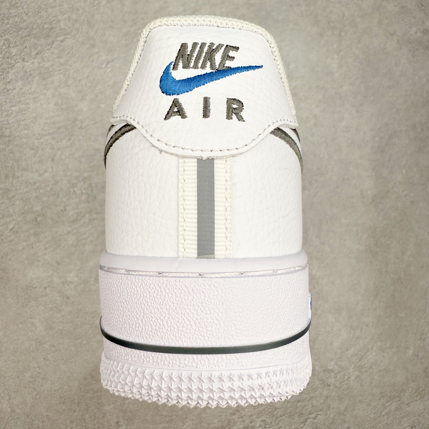 图片[8]-＃XT纯原 NK Air Force 1 Low 空军一号时尚舒适防滑耐磨低帮板鞋 IB7677-100 顶级批次 2022全新楦头鞋型 鱼鳞大底 历时开发三个月 清洁度完美 二维码鞋标 内置芯片及solo气垫 大底高度及其弧度依照正品 钢印 logo刺绣 鞋口弧度 鞋头长度 鞋面冲孔 鞋垫背胶及钢印 完美鞋型对比正品 每一处都是细节满满 柔软、弹性十足的缓震性能和出色的中底设计 横跨复古与现代的外型结合 造就出风靡全球 三十多年的Force 1 直到今天还深受青睐 实拍调校N版已经零色差零失真 百分百还原实物色彩所见即所得 不存在货不对板色差等低级问题 选购参考实物拍摄 不混卖不参货 只用心做好货严格选品 承诺混一赔十 尺码：36 36.5 37.5 38 38.5 39 40 40.5 41 42 42.5 43 44 44.5 45-选品中心