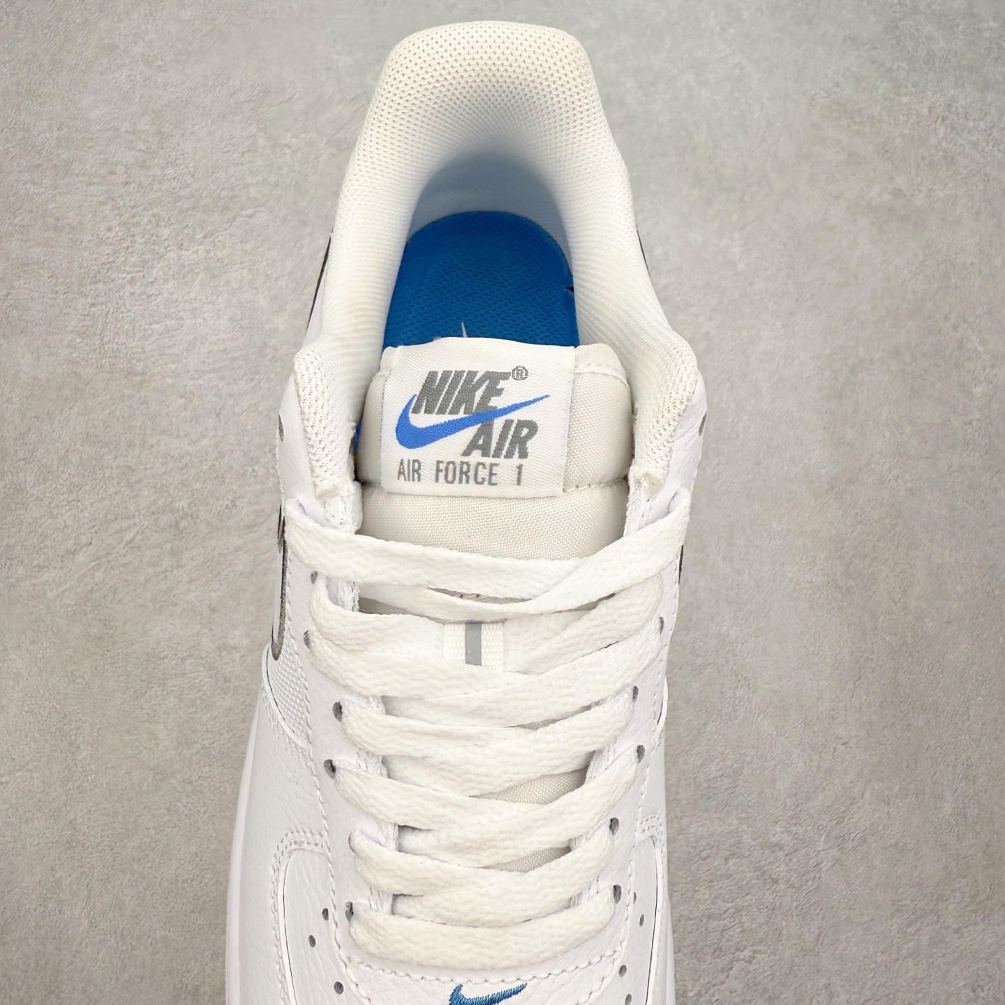 图片[5]-＃XT纯原 NK Air Force 1 Low 空军一号时尚舒适防滑耐磨低帮板鞋 IB7677-100 顶级批次 2022全新楦头鞋型 鱼鳞大底 历时开发三个月 清洁度完美 二维码鞋标 内置芯片及solo气垫 大底高度及其弧度依照正品 钢印 logo刺绣 鞋口弧度 鞋头长度 鞋面冲孔 鞋垫背胶及钢印 完美鞋型对比正品 每一处都是细节满满 柔软、弹性十足的缓震性能和出色的中底设计 横跨复古与现代的外型结合 造就出风靡全球 三十多年的Force 1 直到今天还深受青睐 实拍调校N版已经零色差零失真 百分百还原实物色彩所见即所得 不存在货不对板色差等低级问题 选购参考实物拍摄 不混卖不参货 只用心做好货严格选品 承诺混一赔十 尺码：36 36.5 37.5 38 38.5 39 40 40.5 41 42 42.5 43 44 44.5 45-选品中心