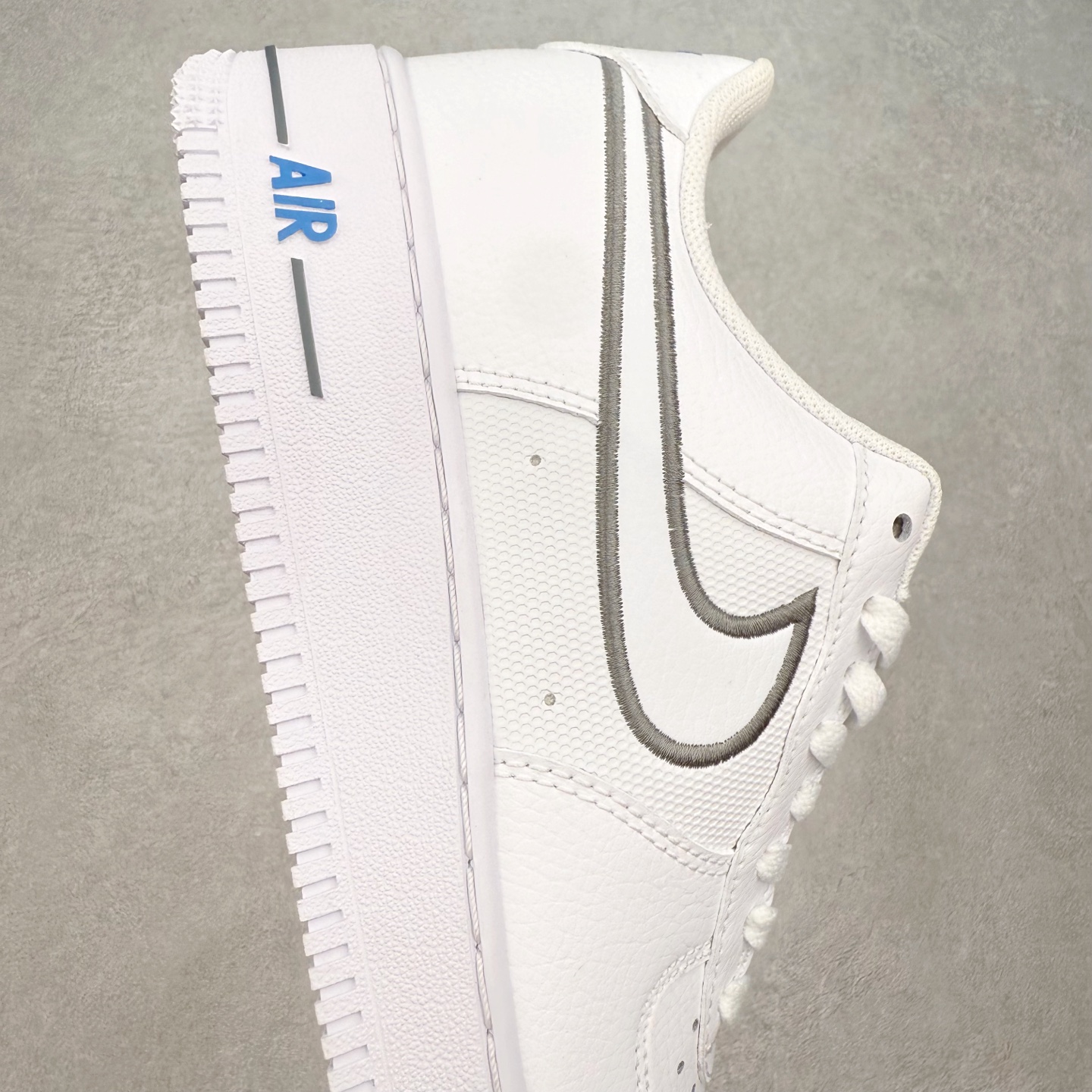 图片[6]-＃XT纯原 NK Air Force 1 Low 空军一号时尚舒适防滑耐磨低帮板鞋 IB7677-100 顶级批次 2022全新楦头鞋型 鱼鳞大底 历时开发三个月 清洁度完美 二维码鞋标 内置芯片及solo气垫 大底高度及其弧度依照正品 钢印 logo刺绣 鞋口弧度 鞋头长度 鞋面冲孔 鞋垫背胶及钢印 完美鞋型对比正品 每一处都是细节满满 柔软、弹性十足的缓震性能和出色的中底设计 横跨复古与现代的外型结合 造就出风靡全球 三十多年的Force 1 直到今天还深受青睐 实拍调校N版已经零色差零失真 百分百还原实物色彩所见即所得 不存在货不对板色差等低级问题 选购参考实物拍摄 不混卖不参货 只用心做好货严格选品 承诺混一赔十 尺码：36 36.5 37.5 38 38.5 39 40 40.5 41 42 42.5 43 44 44.5 45-选品中心