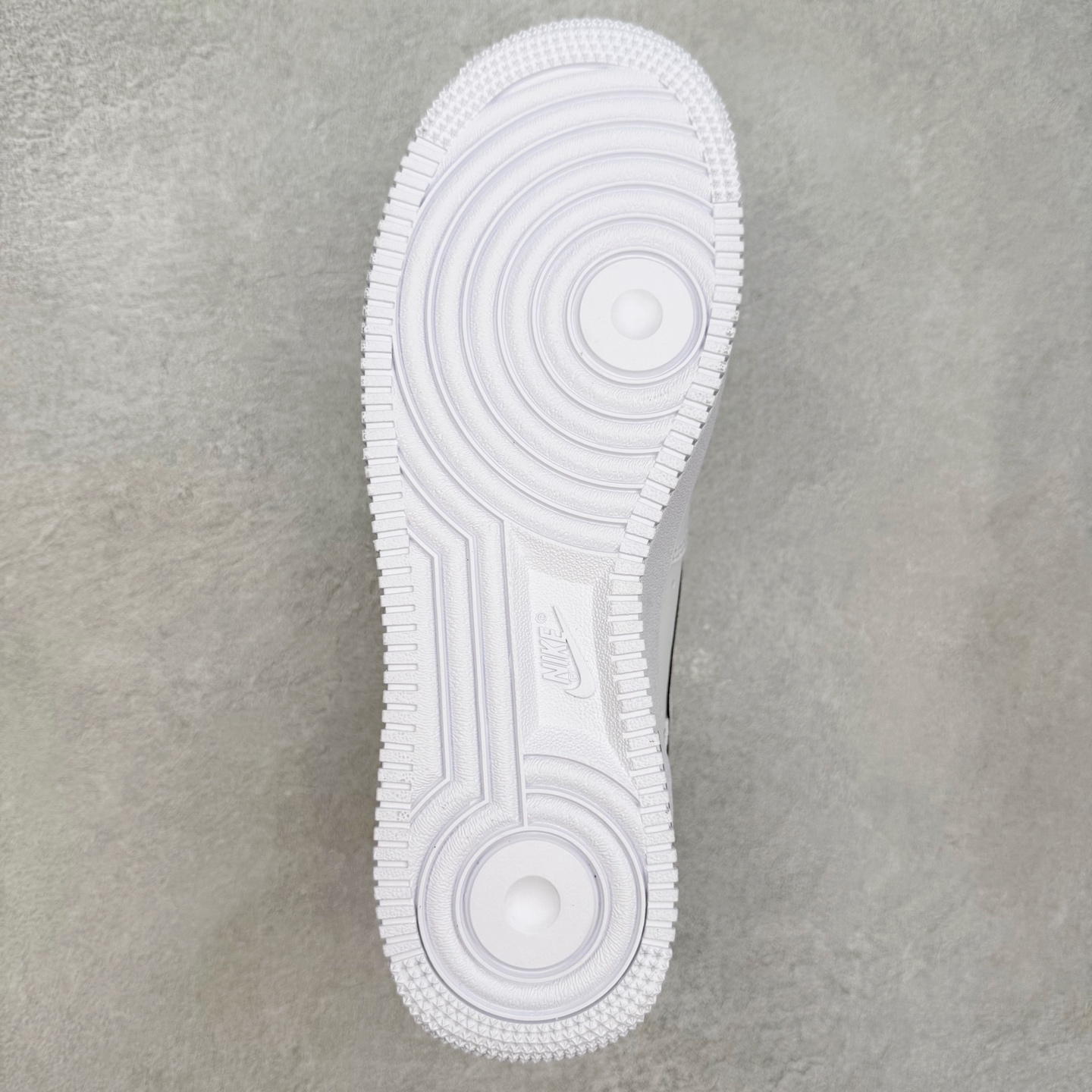 图片[9]-＃XT纯原 NK Air Force 1 Low 空军一号时尚舒适防滑耐磨低帮板鞋 IB7677-100 顶级批次 2022全新楦头鞋型 鱼鳞大底 历时开发三个月 清洁度完美 二维码鞋标 内置芯片及solo气垫 大底高度及其弧度依照正品 钢印 logo刺绣 鞋口弧度 鞋头长度 鞋面冲孔 鞋垫背胶及钢印 完美鞋型对比正品 每一处都是细节满满 柔软、弹性十足的缓震性能和出色的中底设计 横跨复古与现代的外型结合 造就出风靡全球 三十多年的Force 1 直到今天还深受青睐 实拍调校N版已经零色差零失真 百分百还原实物色彩所见即所得 不存在货不对板色差等低级问题 选购参考实物拍摄 不混卖不参货 只用心做好货严格选品 承诺混一赔十 尺码：36 36.5 37.5 38 38.5 39 40 40.5 41 42 42.5 43 44 44.5 45-选品中心