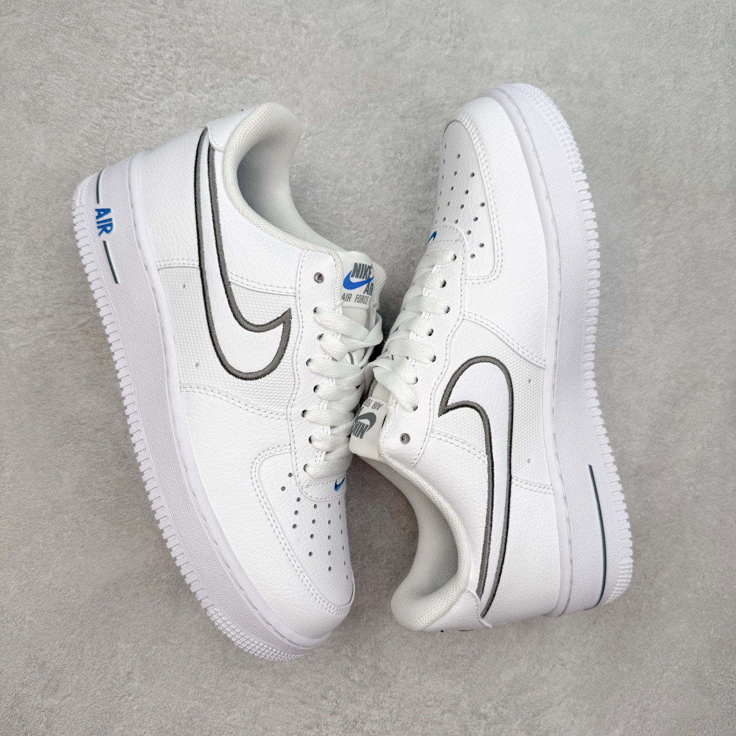 图片[3]-＃XT纯原 NK Air Force 1 Low 空军一号时尚舒适防滑耐磨低帮板鞋 IB7677-100 顶级批次 2022全新楦头鞋型 鱼鳞大底 历时开发三个月 清洁度完美 二维码鞋标 内置芯片及solo气垫 大底高度及其弧度依照正品 钢印 logo刺绣 鞋口弧度 鞋头长度 鞋面冲孔 鞋垫背胶及钢印 完美鞋型对比正品 每一处都是细节满满 柔软、弹性十足的缓震性能和出色的中底设计 横跨复古与现代的外型结合 造就出风靡全球 三十多年的Force 1 直到今天还深受青睐 实拍调校N版已经零色差零失真 百分百还原实物色彩所见即所得 不存在货不对板色差等低级问题 选购参考实物拍摄 不混卖不参货 只用心做好货严格选品 承诺混一赔十 尺码：36 36.5 37.5 38 38.5 39 40 40.5 41 42 42.5 43 44 44.5 45-选品中心