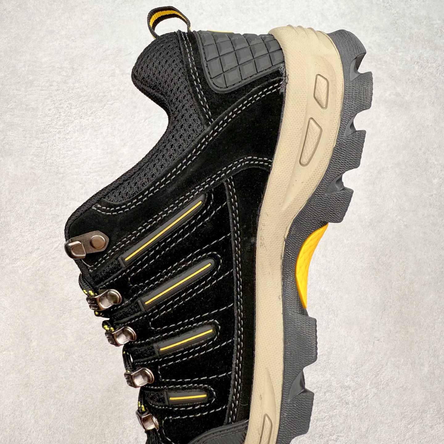 图片[7]-The North Face 北面乐斯菲斯户外运动休闲登山鞋越野徒步鞋 广东大厂品质 面料采用进口磨砂牛皮 鞋底采用Vibram黄金大底 专门为鞋底设计的橡胶以出色的耐磨性 良好的防滑性或得不少户外运动爱好者的喜欢 专业户外登山品牌（北面）The North Face自1966年创立，由两位热爱登山徒步的年轻登山者于美西旧金山开创，不断透过研发与创新，并且将最先进的技术结合在服装与鞋款设计，生产多种外型帅气且专业能力非常强的户外运动装备而备受欢迎。尺码：39-45（运动鞋码）-选品中心