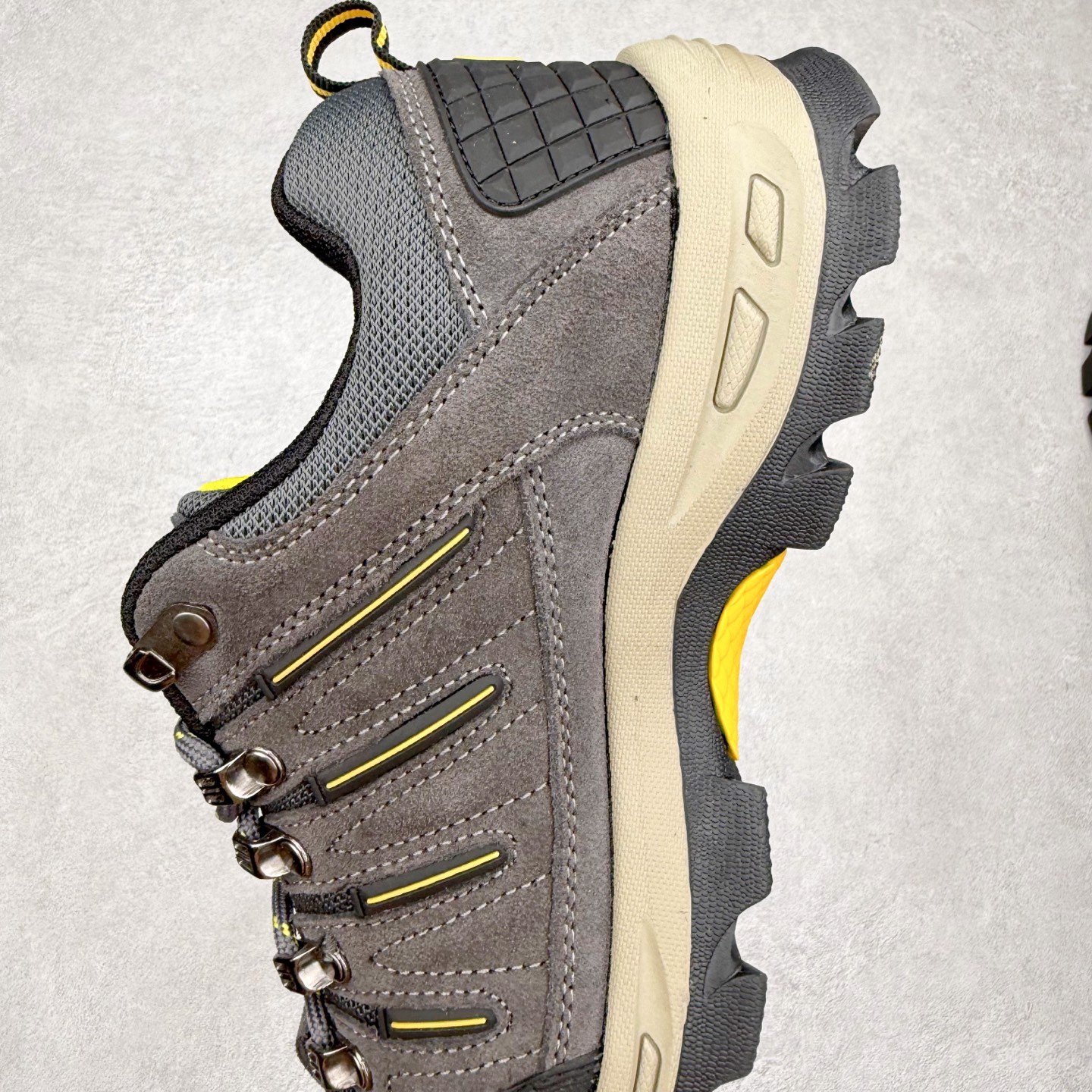 图片[7]-The North Face 北面乐斯菲斯户外运动休闲登山鞋越野徒步鞋 广东大厂品质 面料采用进口磨砂牛皮 鞋底采用Vibram黄金大底 专门为鞋底设计的橡胶以出色的耐磨性 良好的防滑性或得不少户外运动爱好者的喜欢 专业户外登山品牌（北面）The North Face自1966年创立，由两位热爱登山徒步的年轻登山者于美西旧金山开创，不断透过研发与创新，并且将最先进的技术结合在服装与鞋款设计，生产多种外型帅气且专业能力非常强的户外运动装备而备受欢迎。尺码：39-45（运动鞋码）-选品中心