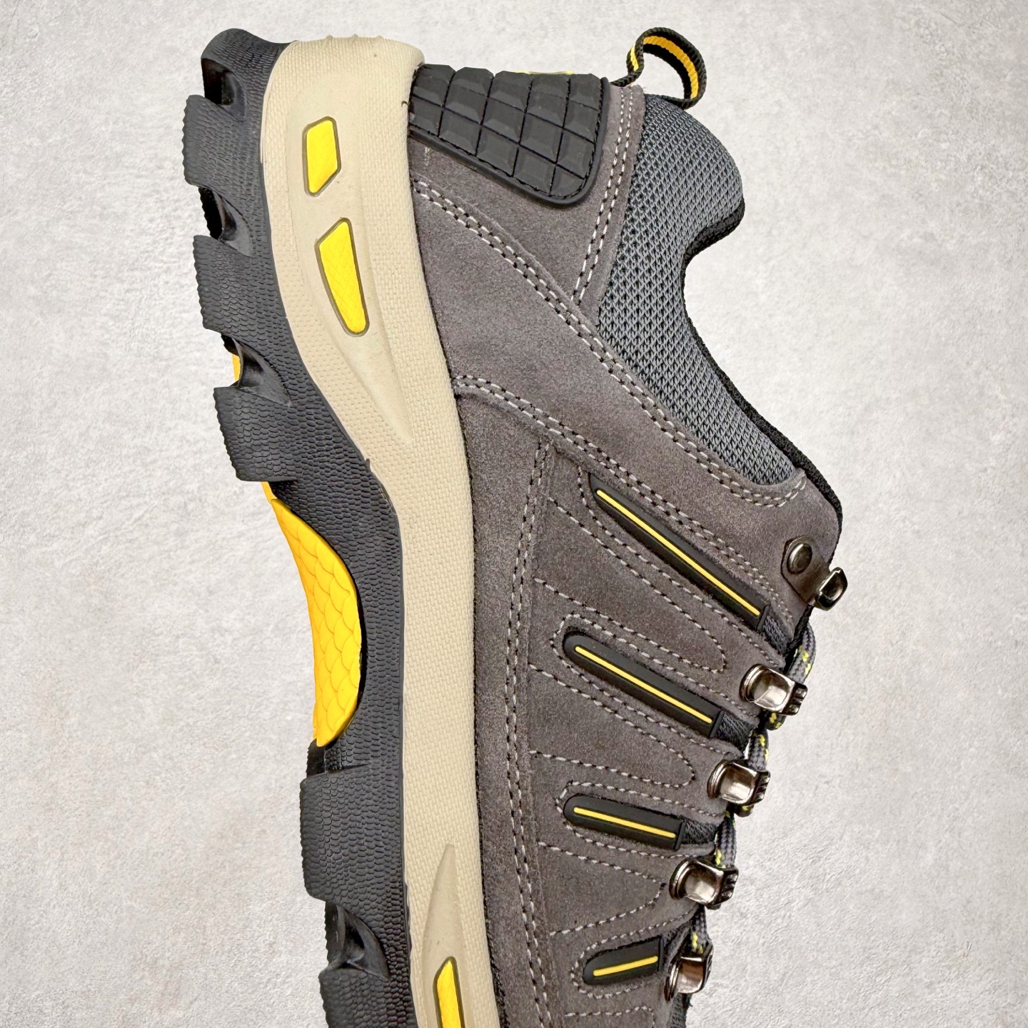 图片[6]-The North Face 北面乐斯菲斯户外运动休闲登山鞋越野徒步鞋 广东大厂品质 面料采用进口磨砂牛皮 鞋底采用Vibram黄金大底 专门为鞋底设计的橡胶以出色的耐磨性 良好的防滑性或得不少户外运动爱好者的喜欢 专业户外登山品牌（北面）The North Face自1966年创立，由两位热爱登山徒步的年轻登山者于美西旧金山开创，不断透过研发与创新，并且将最先进的技术结合在服装与鞋款设计，生产多种外型帅气且专业能力非常强的户外运动装备而备受欢迎。尺码：39-45（运动鞋码）-选品中心