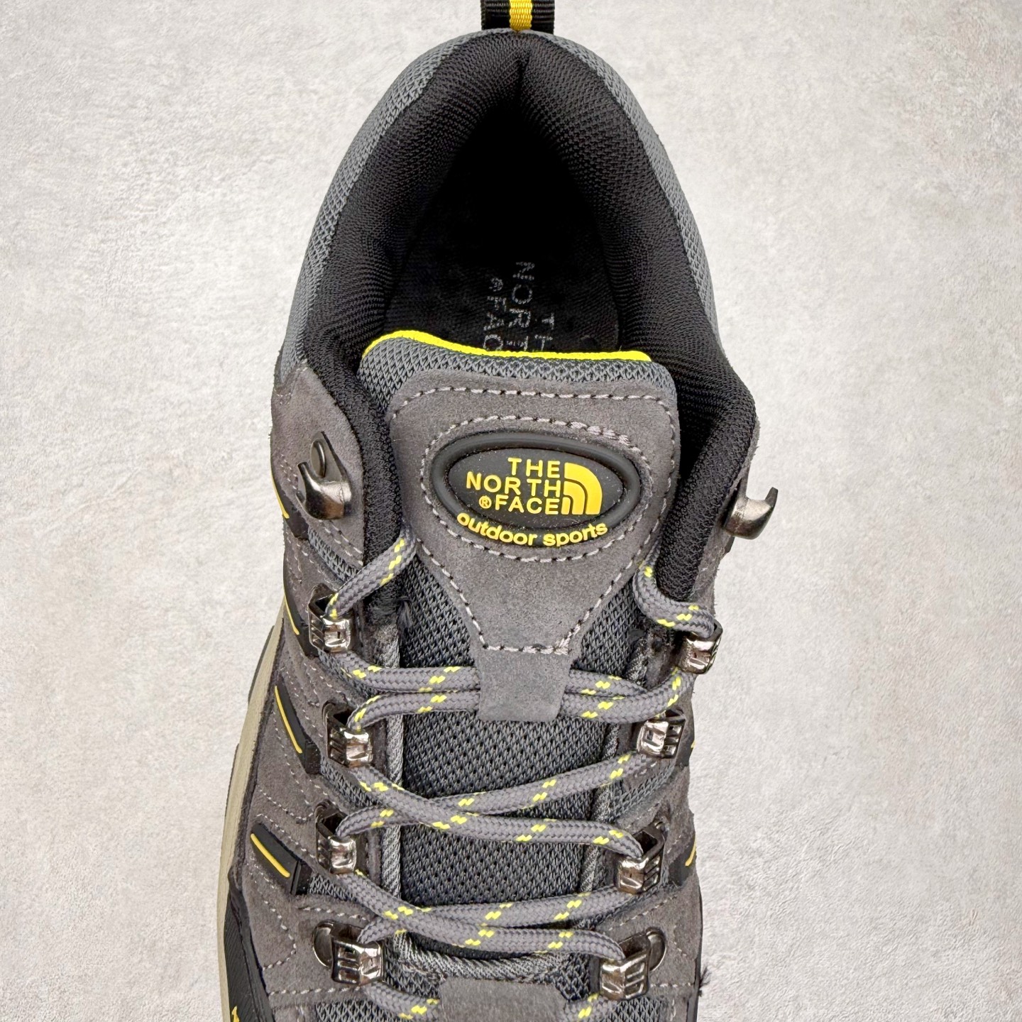图片[5]-The North Face 北面乐斯菲斯户外运动休闲登山鞋越野徒步鞋 广东大厂品质 面料采用进口磨砂牛皮 鞋底采用Vibram黄金大底 专门为鞋底设计的橡胶以出色的耐磨性 良好的防滑性或得不少户外运动爱好者的喜欢 专业户外登山品牌（北面）The North Face自1966年创立，由两位热爱登山徒步的年轻登山者于美西旧金山开创，不断透过研发与创新，并且将最先进的技术结合在服装与鞋款设计，生产多种外型帅气且专业能力非常强的户外运动装备而备受欢迎。尺码：39-45（运动鞋码）-选品中心