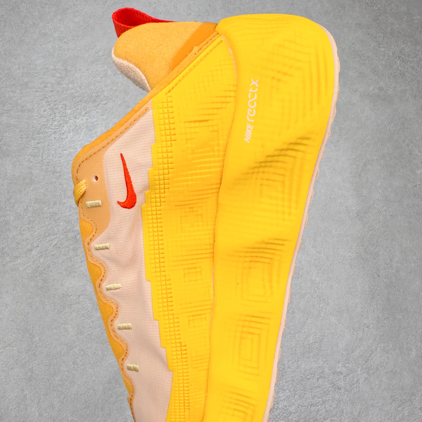 图片[7]-HYEIN SEO x NK Ava Rover 百搭舒适耐磨低帮跑步鞋 男女同款 流线型轮廓，通过轻薄物料鞋面结合 TPU 网格状支撑示人，增厚的中底材质选用 ReactX 加持，华夫外底收尾。鞋垫与后跟鞋提，克制点缀 Hyein Seo 字样。鞋垫与鞋提则采用菱形格纹的变化元素呈现。实拍调校N版已经零色差零失真 百分百还原实物色彩所见即所得 不存在货不对板色差等低级问题 选购参考实物拍摄 不混卖不参货 只用心做好货严格选品 承诺混一赔十 尺码：36 36.5 37.5 38 38.5 39 40 40.5 41 42 42.5 43 44 44.5 45-选品中心