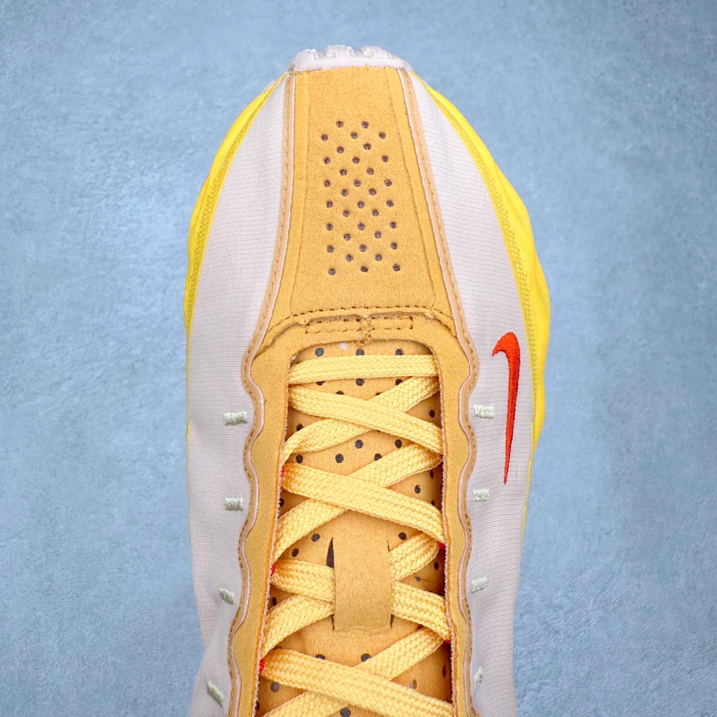 图片[4]-HYEIN SEO x NK Ava Rover 百搭舒适耐磨低帮跑步鞋 男女同款 流线型轮廓，通过轻薄物料鞋面结合 TPU 网格状支撑示人，增厚的中底材质选用 ReactX 加持，华夫外底收尾。鞋垫与后跟鞋提，克制点缀 Hyein Seo 字样。鞋垫与鞋提则采用菱形格纹的变化元素呈现。实拍调校N版已经零色差零失真 百分百还原实物色彩所见即所得 不存在货不对板色差等低级问题 选购参考实物拍摄 不混卖不参货 只用心做好货严格选品 承诺混一赔十 尺码：36 36.5 37.5 38 38.5 39 40 40.5 41 42 42.5 43 44 44.5 45-选品中心