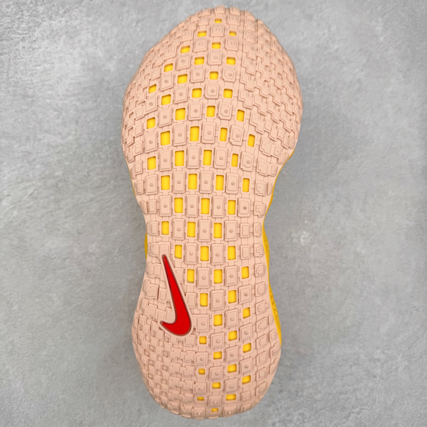 图片[9]-HYEIN SEO x NK Ava Rover 百搭舒适耐磨低帮跑步鞋 男女同款 流线型轮廓，通过轻薄物料鞋面结合 TPU 网格状支撑示人，增厚的中底材质选用 ReactX 加持，华夫外底收尾。鞋垫与后跟鞋提，克制点缀 Hyein Seo 字样。鞋垫与鞋提则采用菱形格纹的变化元素呈现。实拍调校N版已经零色差零失真 百分百还原实物色彩所见即所得 不存在货不对板色差等低级问题 选购参考实物拍摄 不混卖不参货 只用心做好货严格选品 承诺混一赔十 尺码：36 36.5 37.5 38 38.5 39 40 40.5 41 42 42.5 43 44 44.5 45-选品中心