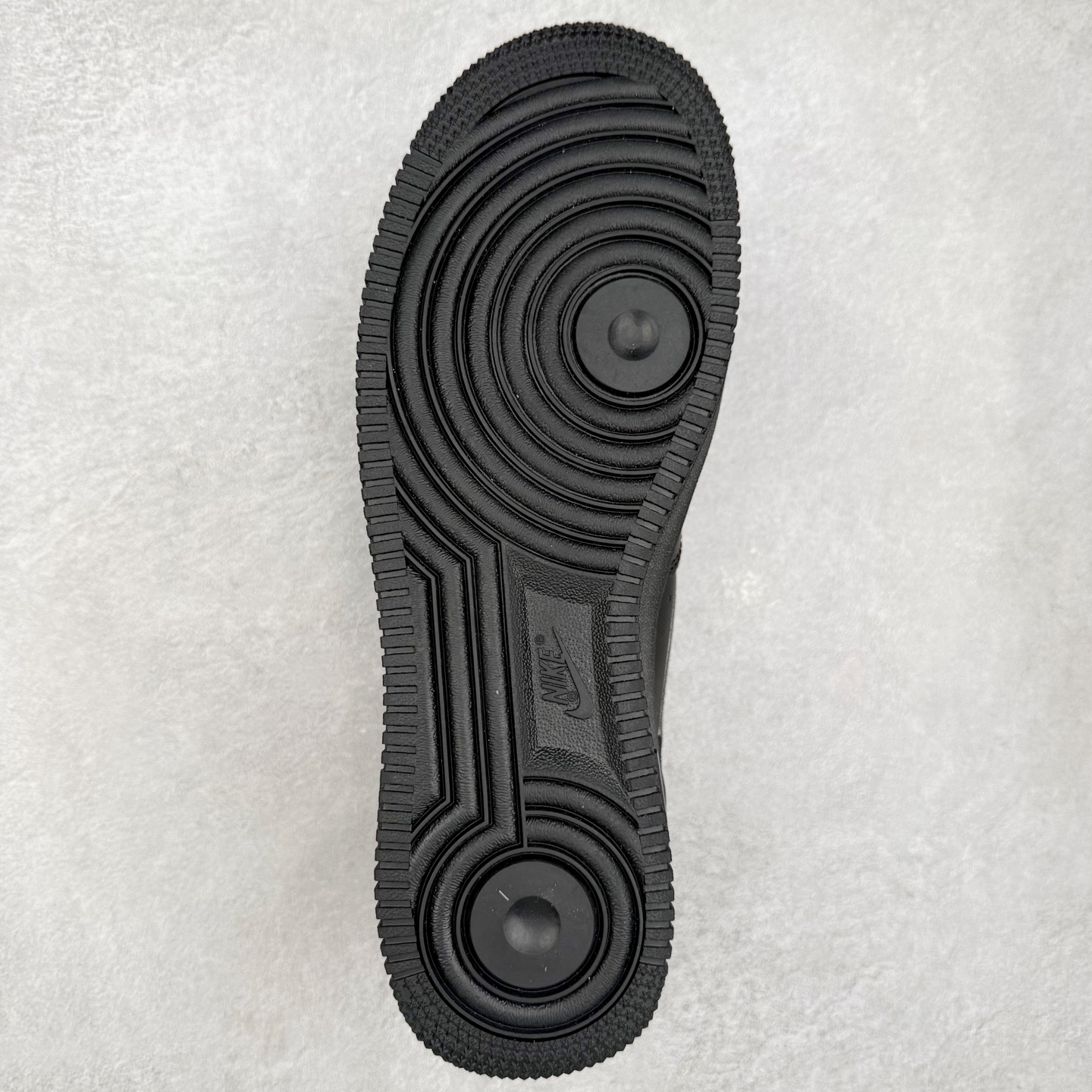 图片[9]-＃XT纯原 NK Air Force 1 Low 空军一号时尚舒适防滑耐磨低帮板鞋 IB7677-001 顶级批次 2022全新楦头鞋型 鱼鳞大底 历时开发三个月 清洁度完美 二维码鞋标 内置芯片及solo气垫 大底高度及其弧度依照正品 钢印 logo刺绣 鞋口弧度 鞋头长度 鞋面冲孔 鞋垫背胶及钢印 完美鞋型对比正品 每一处都是细节满满 柔软、弹性十足的缓震性能和出色的中底设计 横跨复古与现代的外型结合 造就出风靡全球 三十多年的Force 1 直到今天还深受青睐 实拍调校N版已经零色差零失真 百分百还原实物色彩所见即所得 不存在货不对板色差等低级问题 选购参考实物拍摄 不混卖不参货 只用心做好货严格选品 承诺混一赔十 尺码：36 36.5 37.5 38 38.5 39 40 40.5 41 42 42.5 43 44 44.5 45-选品中心