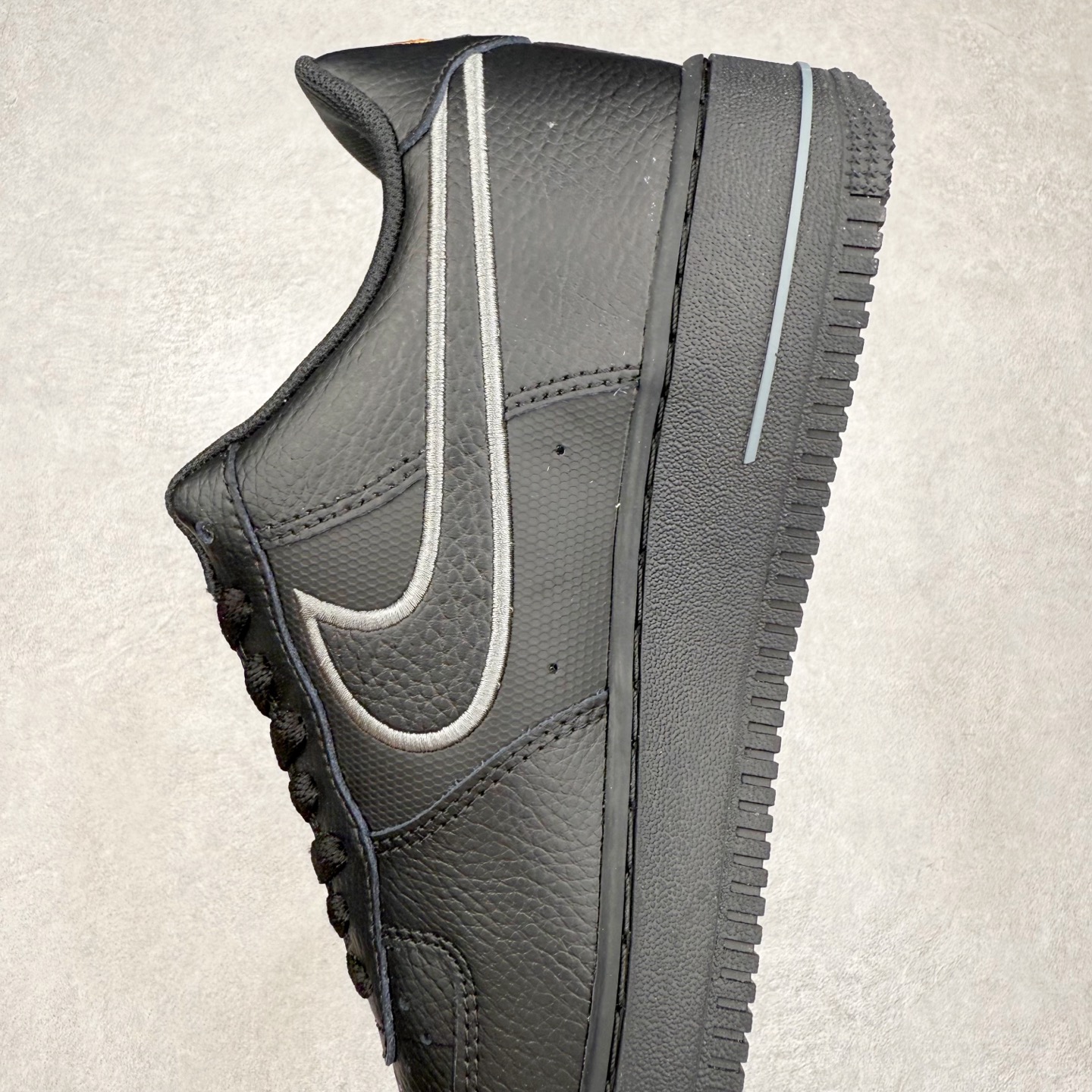 图片[7]-＃XT纯原 NK Air Force 1 Low 空军一号时尚舒适防滑耐磨低帮板鞋 IB7677-001 顶级批次 2022全新楦头鞋型 鱼鳞大底 历时开发三个月 清洁度完美 二维码鞋标 内置芯片及solo气垫 大底高度及其弧度依照正品 钢印 logo刺绣 鞋口弧度 鞋头长度 鞋面冲孔 鞋垫背胶及钢印 完美鞋型对比正品 每一处都是细节满满 柔软、弹性十足的缓震性能和出色的中底设计 横跨复古与现代的外型结合 造就出风靡全球 三十多年的Force 1 直到今天还深受青睐 实拍调校N版已经零色差零失真 百分百还原实物色彩所见即所得 不存在货不对板色差等低级问题 选购参考实物拍摄 不混卖不参货 只用心做好货严格选品 承诺混一赔十 尺码：36 36.5 37.5 38 38.5 39 40 40.5 41 42 42.5 43 44 44.5 45-选品中心