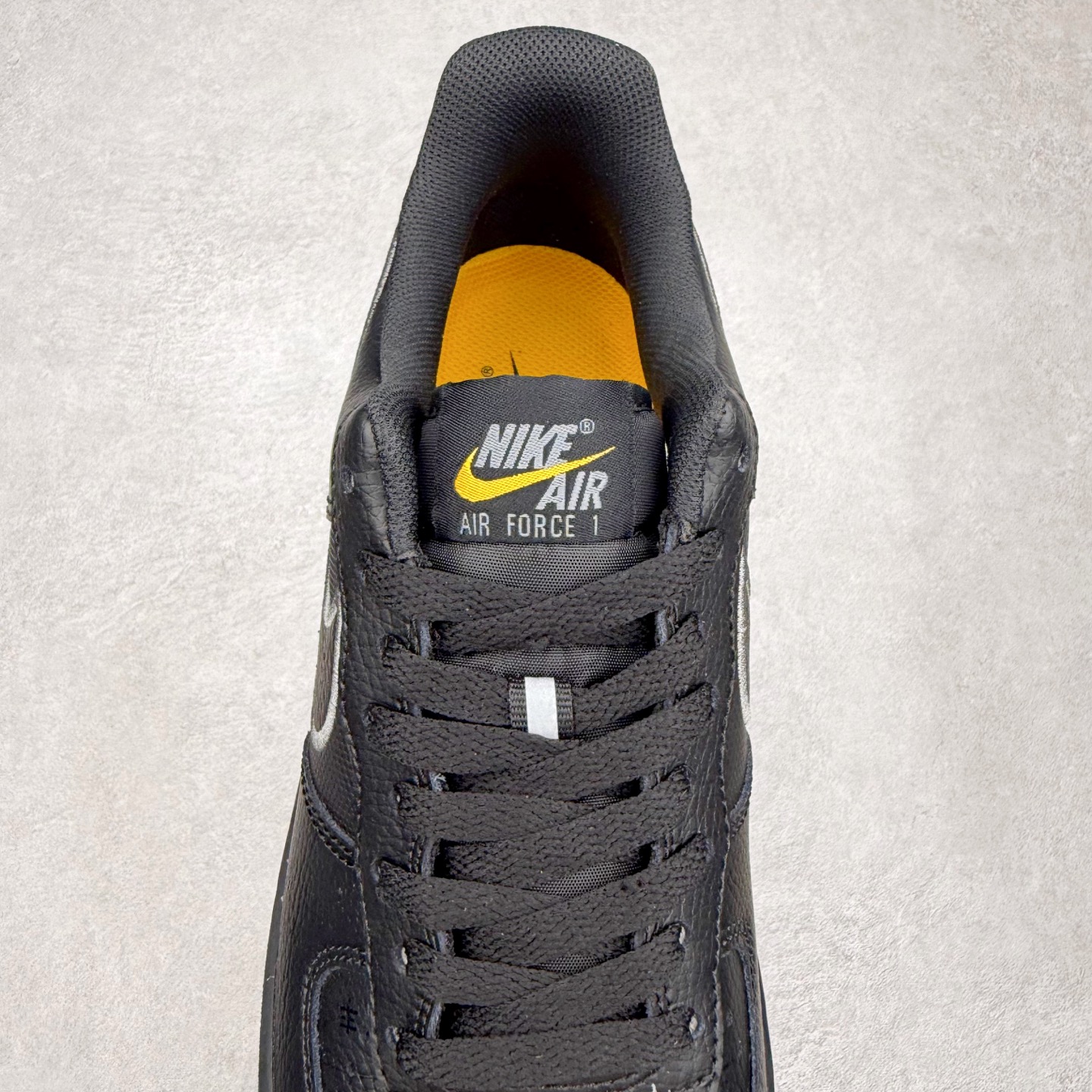 图片[5]-＃XT纯原 NK Air Force 1 Low 空军一号时尚舒适防滑耐磨低帮板鞋 IB7677-001 顶级批次 2022全新楦头鞋型 鱼鳞大底 历时开发三个月 清洁度完美 二维码鞋标 内置芯片及solo气垫 大底高度及其弧度依照正品 钢印 logo刺绣 鞋口弧度 鞋头长度 鞋面冲孔 鞋垫背胶及钢印 完美鞋型对比正品 每一处都是细节满满 柔软、弹性十足的缓震性能和出色的中底设计 横跨复古与现代的外型结合 造就出风靡全球 三十多年的Force 1 直到今天还深受青睐 实拍调校N版已经零色差零失真 百分百还原实物色彩所见即所得 不存在货不对板色差等低级问题 选购参考实物拍摄 不混卖不参货 只用心做好货严格选品 承诺混一赔十 尺码：36 36.5 37.5 38 38.5 39 40 40.5 41 42 42.5 43 44 44.5 45-选品中心