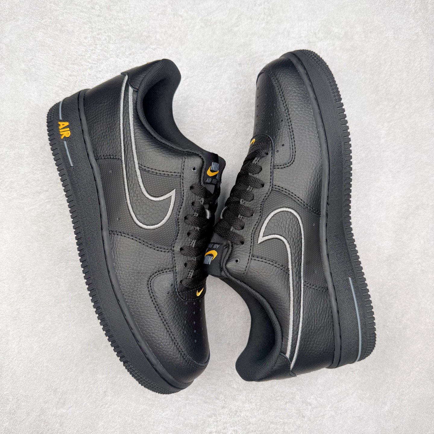 图片[3]-＃XT纯原 NK Air Force 1 Low 空军一号时尚舒适防滑耐磨低帮板鞋 IB7677-001 顶级批次 2022全新楦头鞋型 鱼鳞大底 历时开发三个月 清洁度完美 二维码鞋标 内置芯片及solo气垫 大底高度及其弧度依照正品 钢印 logo刺绣 鞋口弧度 鞋头长度 鞋面冲孔 鞋垫背胶及钢印 完美鞋型对比正品 每一处都是细节满满 柔软、弹性十足的缓震性能和出色的中底设计 横跨复古与现代的外型结合 造就出风靡全球 三十多年的Force 1 直到今天还深受青睐 实拍调校N版已经零色差零失真 百分百还原实物色彩所见即所得 不存在货不对板色差等低级问题 选购参考实物拍摄 不混卖不参货 只用心做好货严格选品 承诺混一赔十 尺码：36 36.5 37.5 38 38.5 39 40 40.5 41 42 42.5 43 44 44.5 45-选品中心