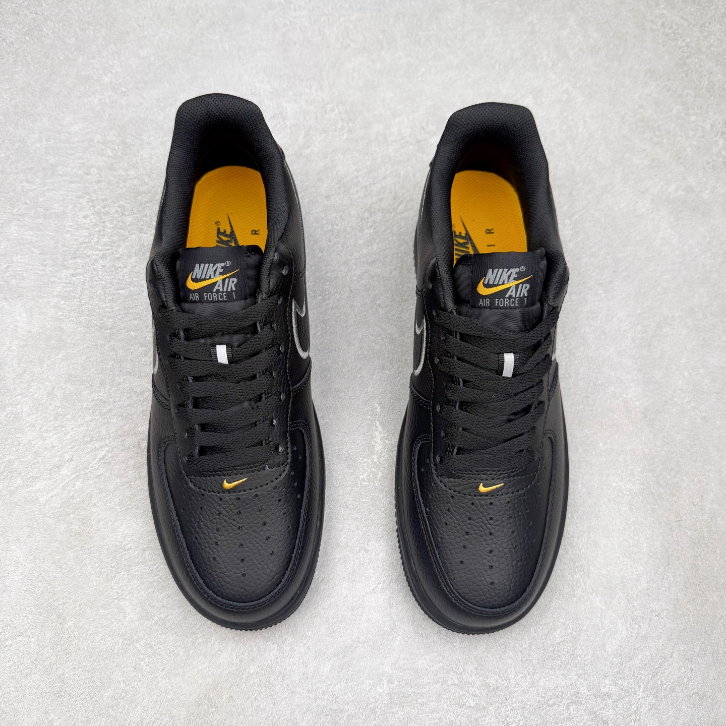 图片[2]-＃XT纯原 NK Air Force 1 Low 空军一号时尚舒适防滑耐磨低帮板鞋 IB7677-001 顶级批次 2022全新楦头鞋型 鱼鳞大底 历时开发三个月 清洁度完美 二维码鞋标 内置芯片及solo气垫 大底高度及其弧度依照正品 钢印 logo刺绣 鞋口弧度 鞋头长度 鞋面冲孔 鞋垫背胶及钢印 完美鞋型对比正品 每一处都是细节满满 柔软、弹性十足的缓震性能和出色的中底设计 横跨复古与现代的外型结合 造就出风靡全球 三十多年的Force 1 直到今天还深受青睐 实拍调校N版已经零色差零失真 百分百还原实物色彩所见即所得 不存在货不对板色差等低级问题 选购参考实物拍摄 不混卖不参货 只用心做好货严格选品 承诺混一赔十 尺码：36 36.5 37.5 38 38.5 39 40 40.5 41 42 42.5 43 44 44.5 45-选品中心