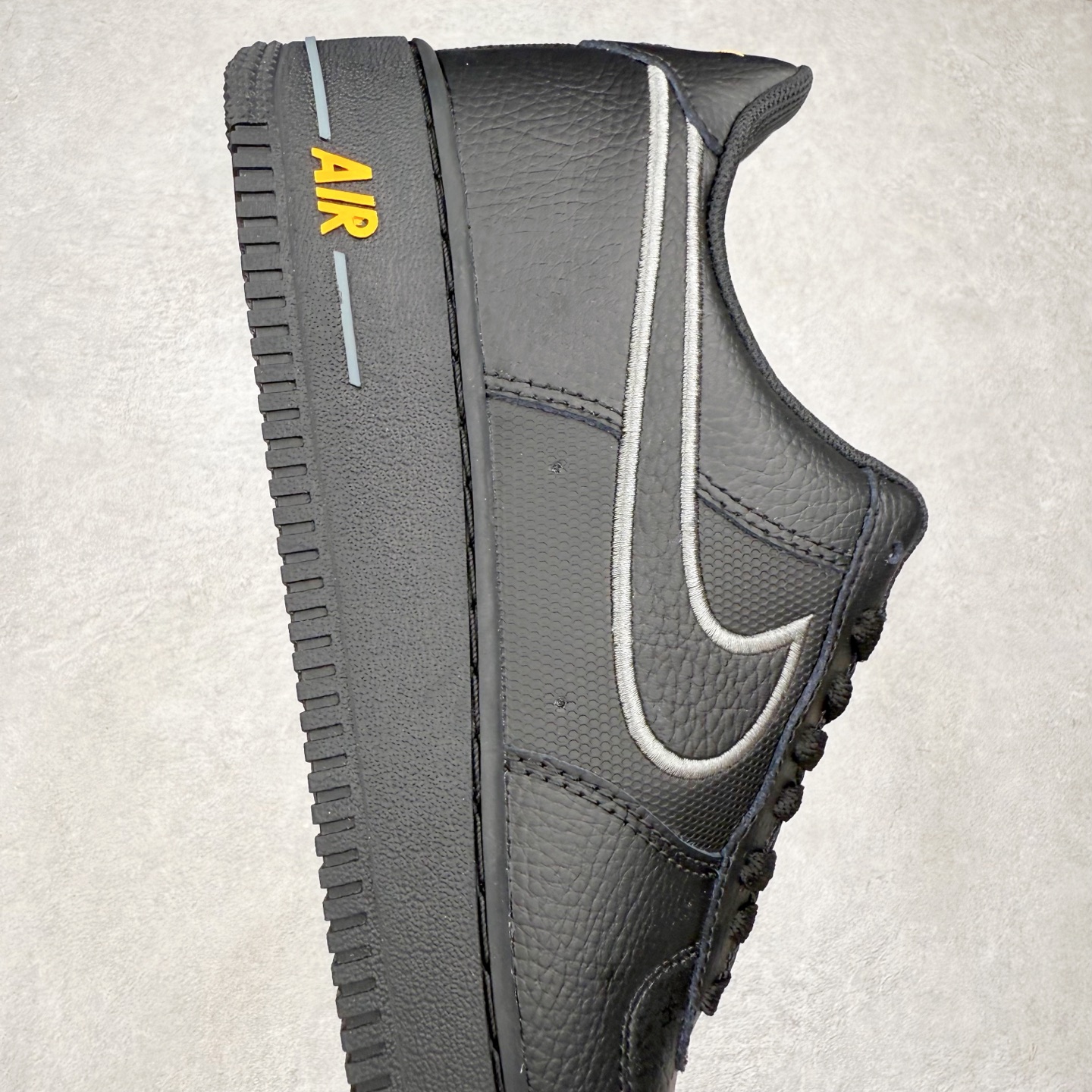 图片[6]-＃XT纯原 NK Air Force 1 Low 空军一号时尚舒适防滑耐磨低帮板鞋 IB7677-001 顶级批次 2022全新楦头鞋型 鱼鳞大底 历时开发三个月 清洁度完美 二维码鞋标 内置芯片及solo气垫 大底高度及其弧度依照正品 钢印 logo刺绣 鞋口弧度 鞋头长度 鞋面冲孔 鞋垫背胶及钢印 完美鞋型对比正品 每一处都是细节满满 柔软、弹性十足的缓震性能和出色的中底设计 横跨复古与现代的外型结合 造就出风靡全球 三十多年的Force 1 直到今天还深受青睐 实拍调校N版已经零色差零失真 百分百还原实物色彩所见即所得 不存在货不对板色差等低级问题 选购参考实物拍摄 不混卖不参货 只用心做好货严格选品 承诺混一赔十 尺码：36 36.5 37.5 38 38.5 39 40 40.5 41 42 42.5 43 44 44.5 45-选品中心