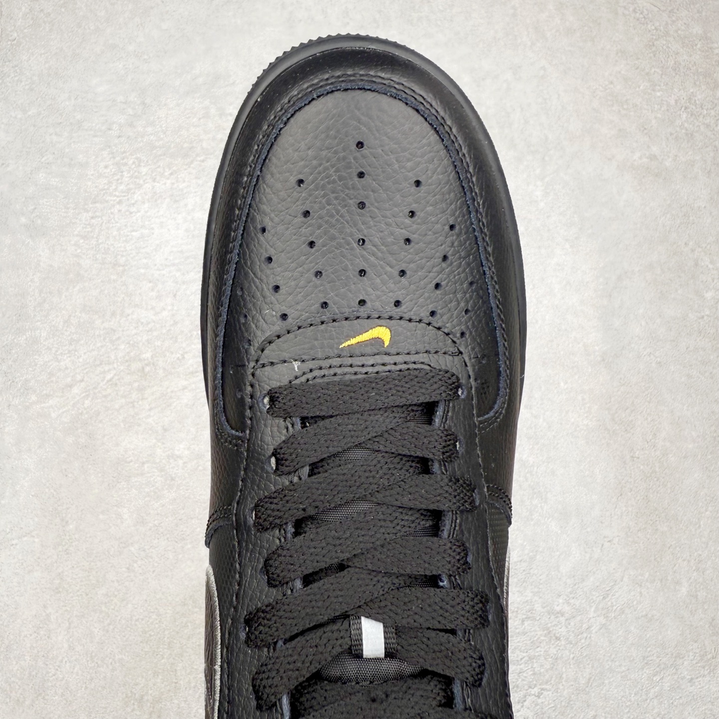 图片[4]-＃XT纯原 NK Air Force 1 Low 空军一号时尚舒适防滑耐磨低帮板鞋 IB7677-001 顶级批次 2022全新楦头鞋型 鱼鳞大底 历时开发三个月 清洁度完美 二维码鞋标 内置芯片及solo气垫 大底高度及其弧度依照正品 钢印 logo刺绣 鞋口弧度 鞋头长度 鞋面冲孔 鞋垫背胶及钢印 完美鞋型对比正品 每一处都是细节满满 柔软、弹性十足的缓震性能和出色的中底设计 横跨复古与现代的外型结合 造就出风靡全球 三十多年的Force 1 直到今天还深受青睐 实拍调校N版已经零色差零失真 百分百还原实物色彩所见即所得 不存在货不对板色差等低级问题 选购参考实物拍摄 不混卖不参货 只用心做好货严格选品 承诺混一赔十 尺码：36 36.5 37.5 38 38.5 39 40 40.5 41 42 42.5 43 44 44.5 45-选品中心