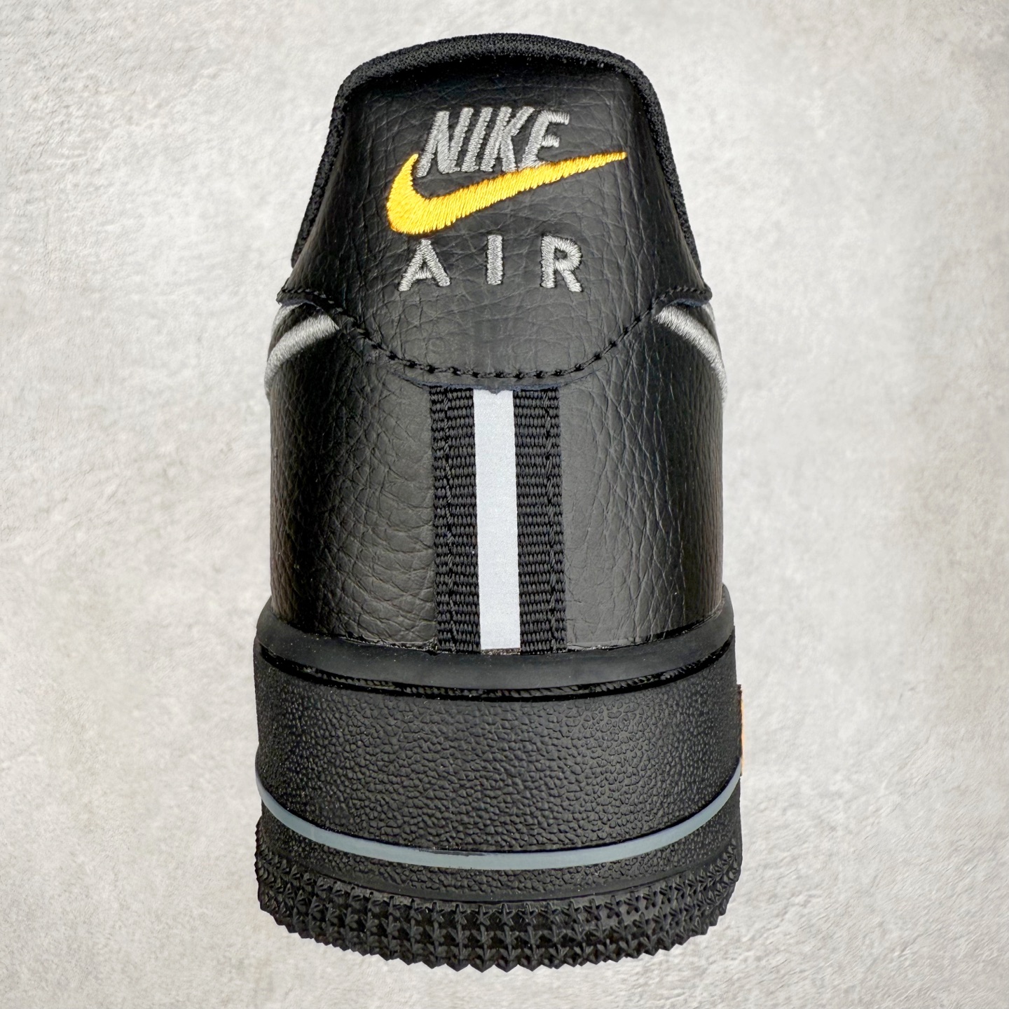 图片[8]-＃XT纯原 NK Air Force 1 Low 空军一号时尚舒适防滑耐磨低帮板鞋 IB7677-001 顶级批次 2022全新楦头鞋型 鱼鳞大底 历时开发三个月 清洁度完美 二维码鞋标 内置芯片及solo气垫 大底高度及其弧度依照正品 钢印 logo刺绣 鞋口弧度 鞋头长度 鞋面冲孔 鞋垫背胶及钢印 完美鞋型对比正品 每一处都是细节满满 柔软、弹性十足的缓震性能和出色的中底设计 横跨复古与现代的外型结合 造就出风靡全球 三十多年的Force 1 直到今天还深受青睐 实拍调校N版已经零色差零失真 百分百还原实物色彩所见即所得 不存在货不对板色差等低级问题 选购参考实物拍摄 不混卖不参货 只用心做好货严格选品 承诺混一赔十 尺码：36 36.5 37.5 38 38.5 39 40 40.5 41 42 42.5 43 44 44.5 45-选品中心