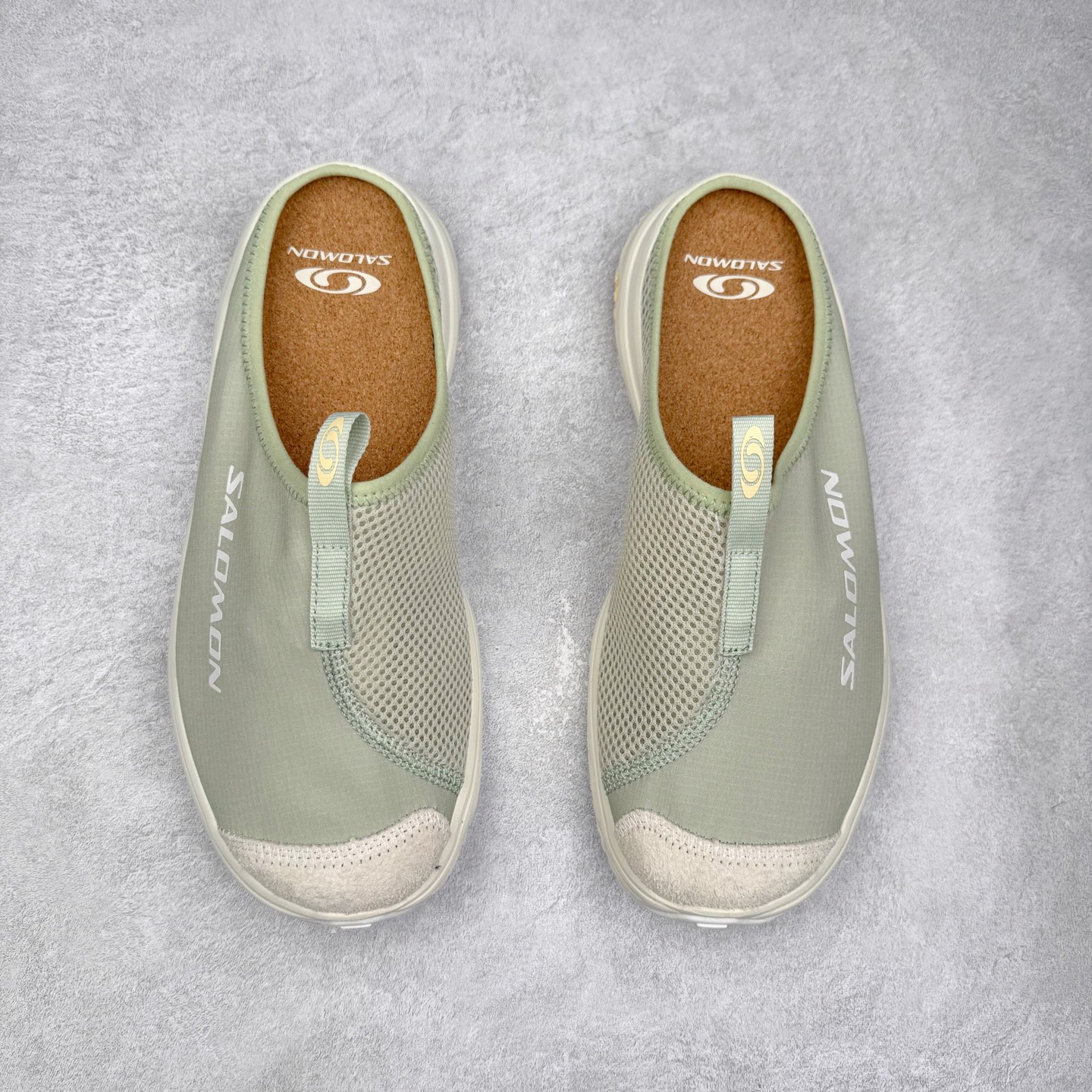 图片[2]-＃HP SALOMON萨洛蒙 RX Slide 3.0 CANVAS 舒适柔软 防滑包头拖鞋 男女同款 SALOMON诞生于1947年的法国阿尔卑斯山区，全球知名的户外运动品牌。一直致力于推动滑雪、越野跑等山地运动的发展及产品的进步。其产品设计致力于追求创新和发掘产品的性能极限，帮助喜欢自由的人在山地间不断挑战自我。实拍调校N版已经零色差零失真 百分百还原实物色彩所见即所得 不存在货不对板色差等低级问题 选购参考实物拍摄 不混卖不参货 只用心做好货严格选品 承诺混一赔十 尺码：36 36.5 37.5 38 38.5 39 40 40.5 41 42 42.5 43 44 44.5 45-选品中心