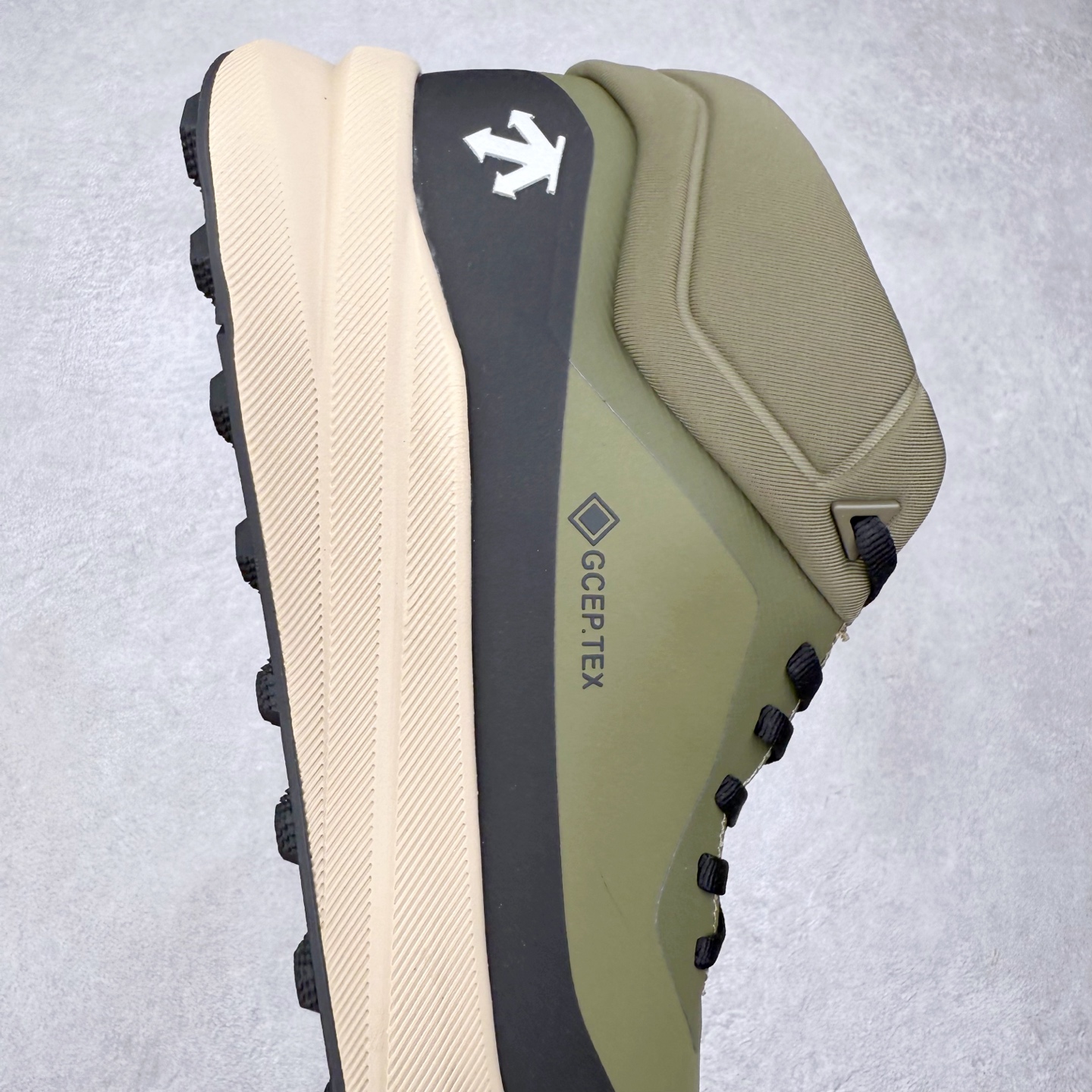 图片[6]-＃HP 迪桑特DESCENTE Dualis GORE-TEX 时尚 防滑耐磨中帮生活休闲鞋 男款 DESCENTE（迪桑特）创立于1935年，品牌名取自法语词汇，意为“滑降”。品牌箭头标识代表滑雪的三种技术“高速直线滑行”、“穿越”和“侧滑”，也寓意品牌在打造高端专业运动产品中不断追求完美的创新精神，致力于成为中国高端专业滑雪、综训、女子、铁人三项、高尔夫的第一品牌。尺码：39 40 40.5 41 42 42.5 43 44 44.5 45-选品中心