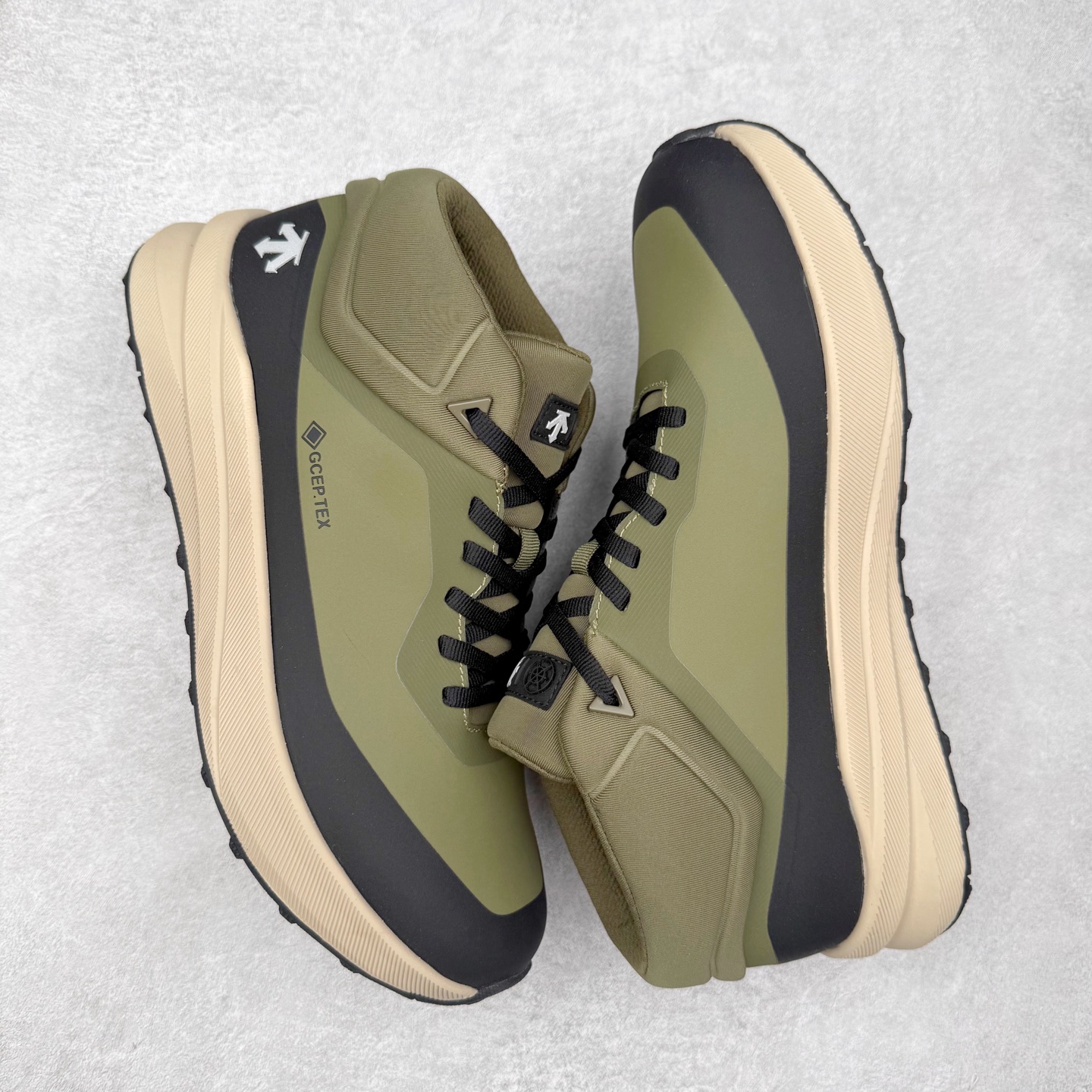 图片[3]-＃HP 迪桑特DESCENTE Dualis GORE-TEX 时尚 防滑耐磨中帮生活休闲鞋 男款 DESCENTE（迪桑特）创立于1935年，品牌名取自法语词汇，意为“滑降”。品牌箭头标识代表滑雪的三种技术“高速直线滑行”、“穿越”和“侧滑”，也寓意品牌在打造高端专业运动产品中不断追求完美的创新精神，致力于成为中国高端专业滑雪、综训、女子、铁人三项、高尔夫的第一品牌。尺码：39 40 40.5 41 42 42.5 43 44 44.5 45-选品中心