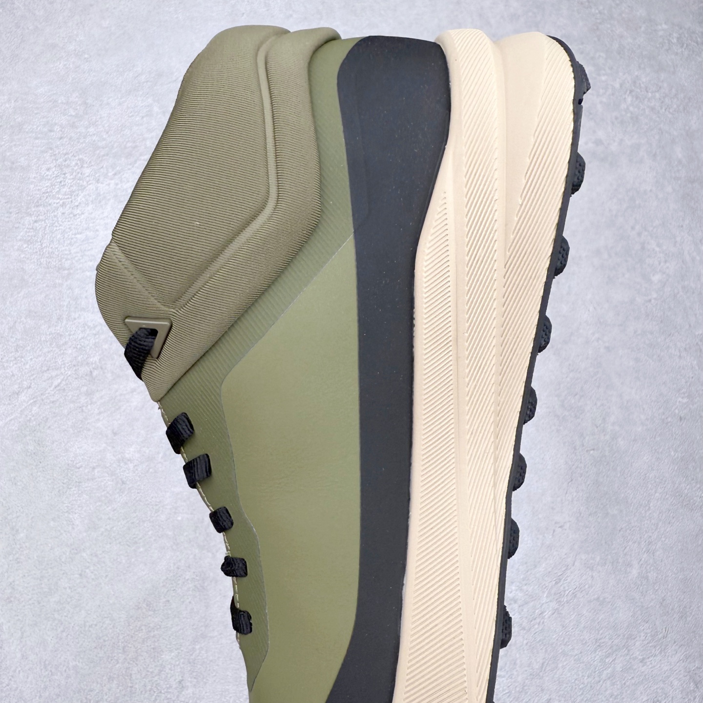 图片[7]-＃HP 迪桑特DESCENTE Dualis GORE-TEX 时尚 防滑耐磨中帮生活休闲鞋 男款 DESCENTE（迪桑特）创立于1935年，品牌名取自法语词汇，意为“滑降”。品牌箭头标识代表滑雪的三种技术“高速直线滑行”、“穿越”和“侧滑”，也寓意品牌在打造高端专业运动产品中不断追求完美的创新精神，致力于成为中国高端专业滑雪、综训、女子、铁人三项、高尔夫的第一品牌。尺码：39 40 40.5 41 42 42.5 43 44 44.5 45-选品中心