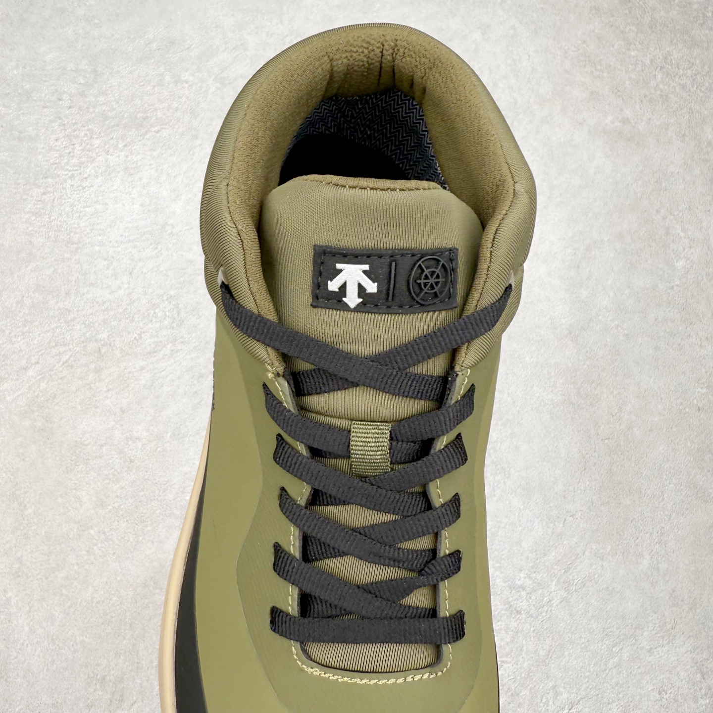 图片[5]-＃HP 迪桑特DESCENTE Dualis GORE-TEX 时尚 防滑耐磨中帮生活休闲鞋 男款 DESCENTE（迪桑特）创立于1935年，品牌名取自法语词汇，意为“滑降”。品牌箭头标识代表滑雪的三种技术“高速直线滑行”、“穿越”和“侧滑”，也寓意品牌在打造高端专业运动产品中不断追求完美的创新精神，致力于成为中国高端专业滑雪、综训、女子、铁人三项、高尔夫的第一品牌。尺码：39 40 40.5 41 42 42.5 43 44 44.5 45-选品中心