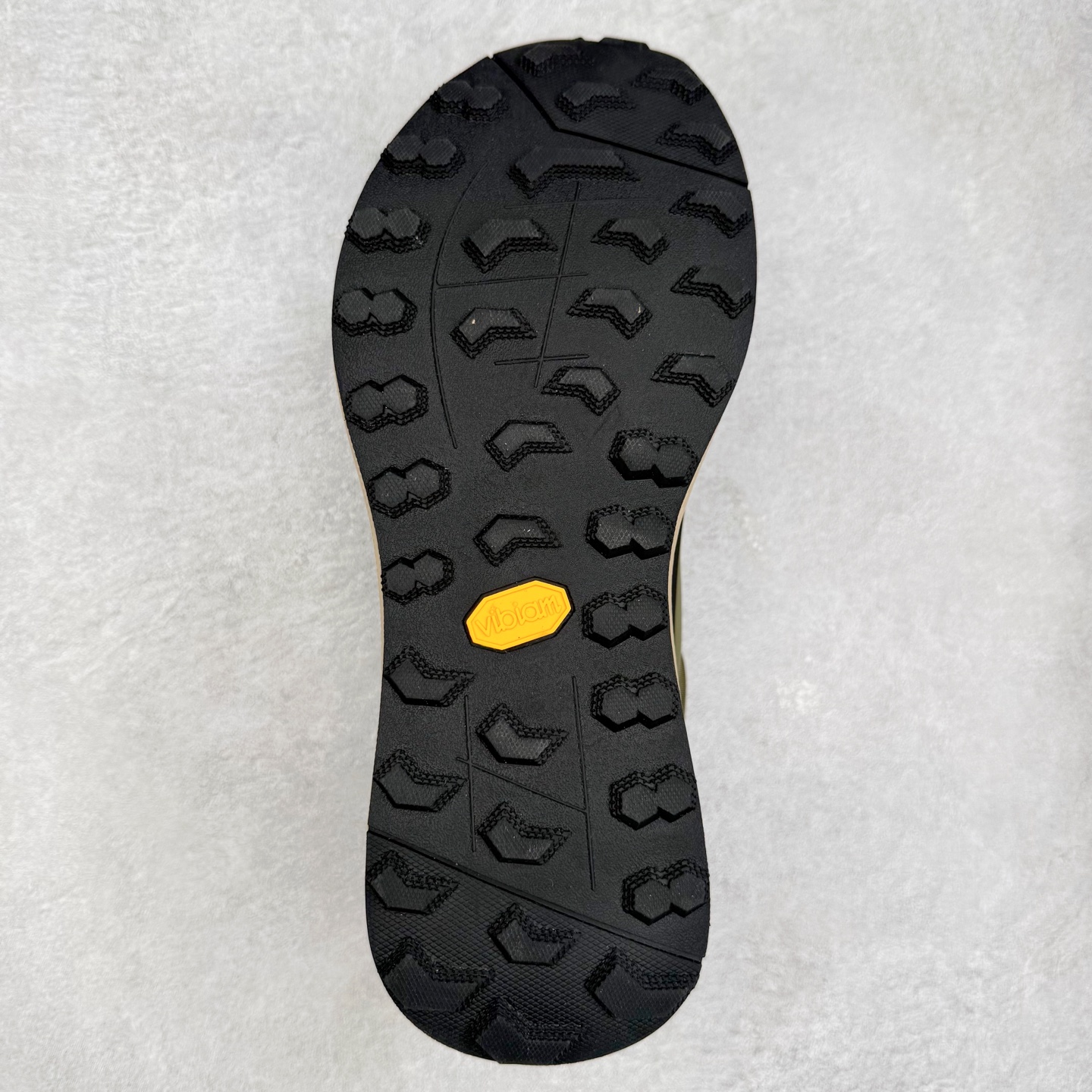 图片[9]-＃HP 迪桑特DESCENTE Dualis GORE-TEX 时尚 防滑耐磨中帮生活休闲鞋 男款 DESCENTE（迪桑特）创立于1935年，品牌名取自法语词汇，意为“滑降”。品牌箭头标识代表滑雪的三种技术“高速直线滑行”、“穿越”和“侧滑”，也寓意品牌在打造高端专业运动产品中不断追求完美的创新精神，致力于成为中国高端专业滑雪、综训、女子、铁人三项、高尔夫的第一品牌。尺码：39 40 40.5 41 42 42.5 43 44 44.5 45-选品中心