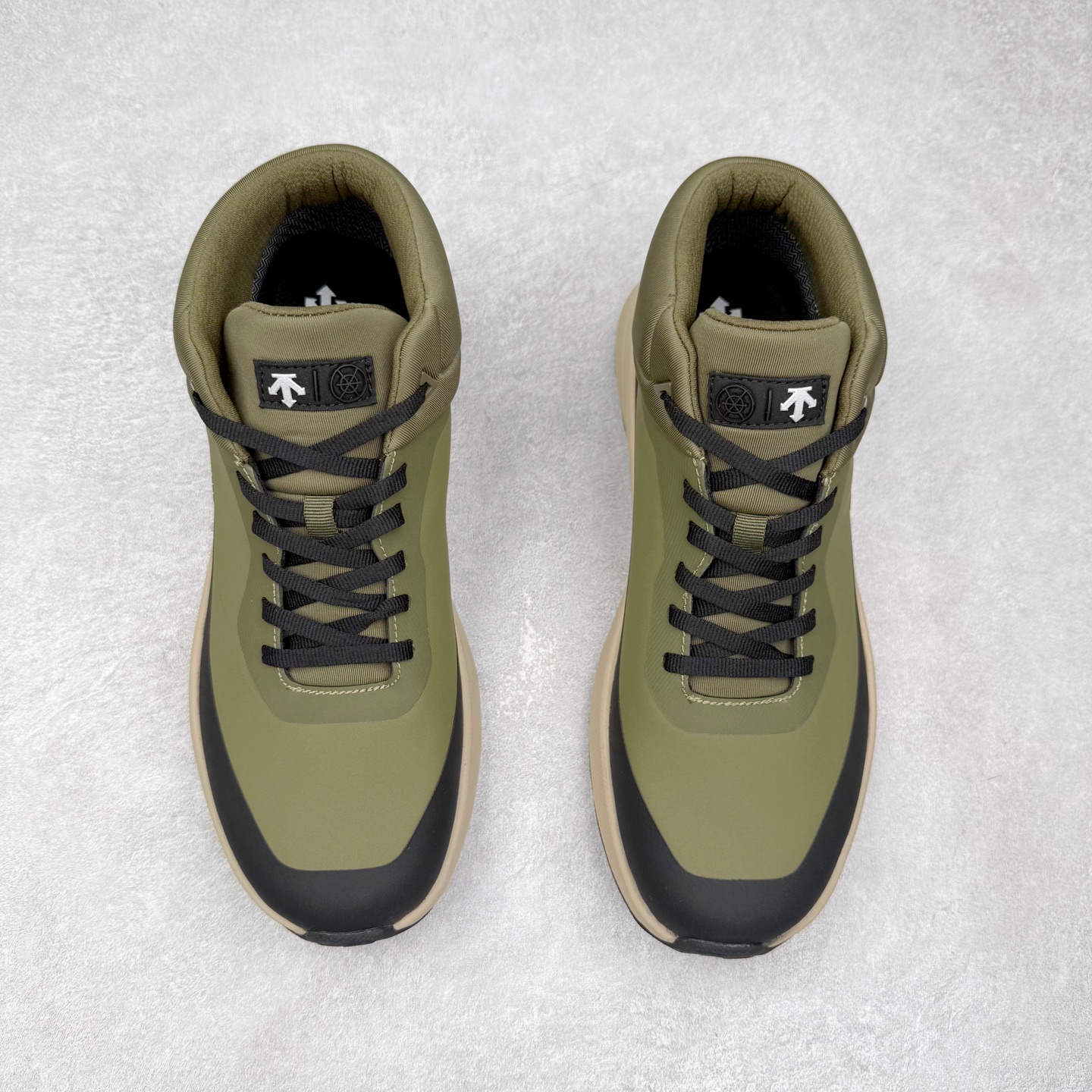 图片[2]-＃HP 迪桑特DESCENTE Dualis GORE-TEX 时尚 防滑耐磨中帮生活休闲鞋 男款 DESCENTE（迪桑特）创立于1935年，品牌名取自法语词汇，意为“滑降”。品牌箭头标识代表滑雪的三种技术“高速直线滑行”、“穿越”和“侧滑”，也寓意品牌在打造高端专业运动产品中不断追求完美的创新精神，致力于成为中国高端专业滑雪、综训、女子、铁人三项、高尔夫的第一品牌。尺码：39 40 40.5 41 42 42.5 43 44 44.5 45-选品中心