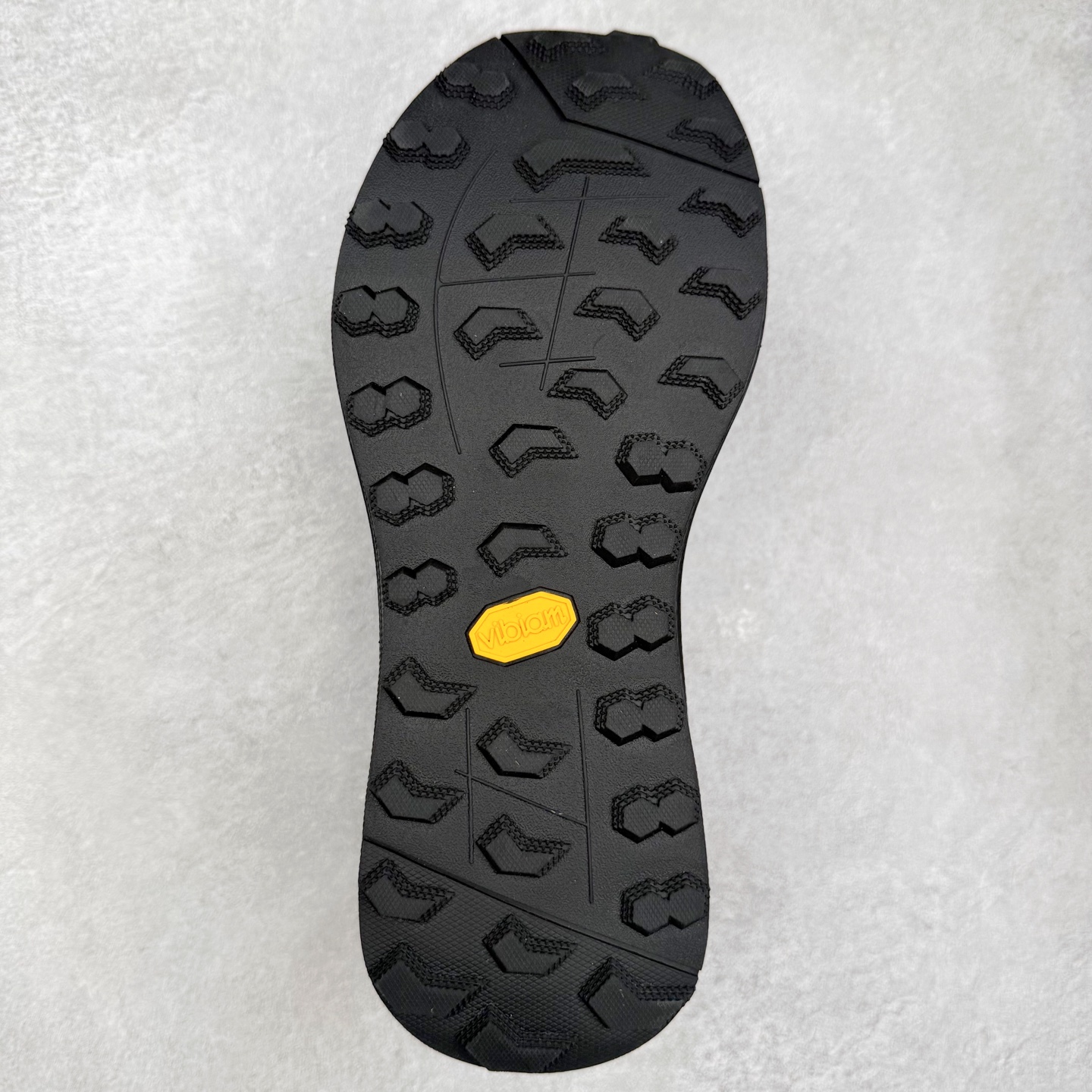 图片[9]-＃HP 迪桑特DESCENTE Dualis GORE-TEX 时尚 防滑耐磨中帮生活休闲鞋 男款 DESCENTE（迪桑特）创立于1935年，品牌名取自法语词汇，意为“滑降”。品牌箭头标识代表滑雪的三种技术“高速直线滑行”、“穿越”和“侧滑”，也寓意品牌在打造高端专业运动产品中不断追求完美的创新精神，致力于成为中国高端专业滑雪、综训、女子、铁人三项、高尔夫的第一品牌。尺码：39 40 40.5 41 42 42.5 43 44 44.5 45-选品中心