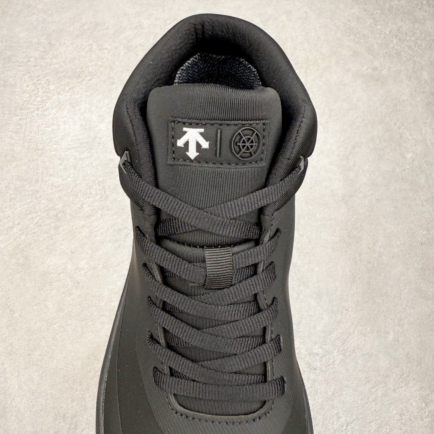 图片[5]-＃HP 迪桑特DESCENTE Dualis GORE-TEX 时尚 防滑耐磨中帮生活休闲鞋 男款 DESCENTE（迪桑特）创立于1935年，品牌名取自法语词汇，意为“滑降”。品牌箭头标识代表滑雪的三种技术“高速直线滑行”、“穿越”和“侧滑”，也寓意品牌在打造高端专业运动产品中不断追求完美的创新精神，致力于成为中国高端专业滑雪、综训、女子、铁人三项、高尔夫的第一品牌。尺码：39 40 40.5 41 42 42.5 43 44 44.5 45-选品中心