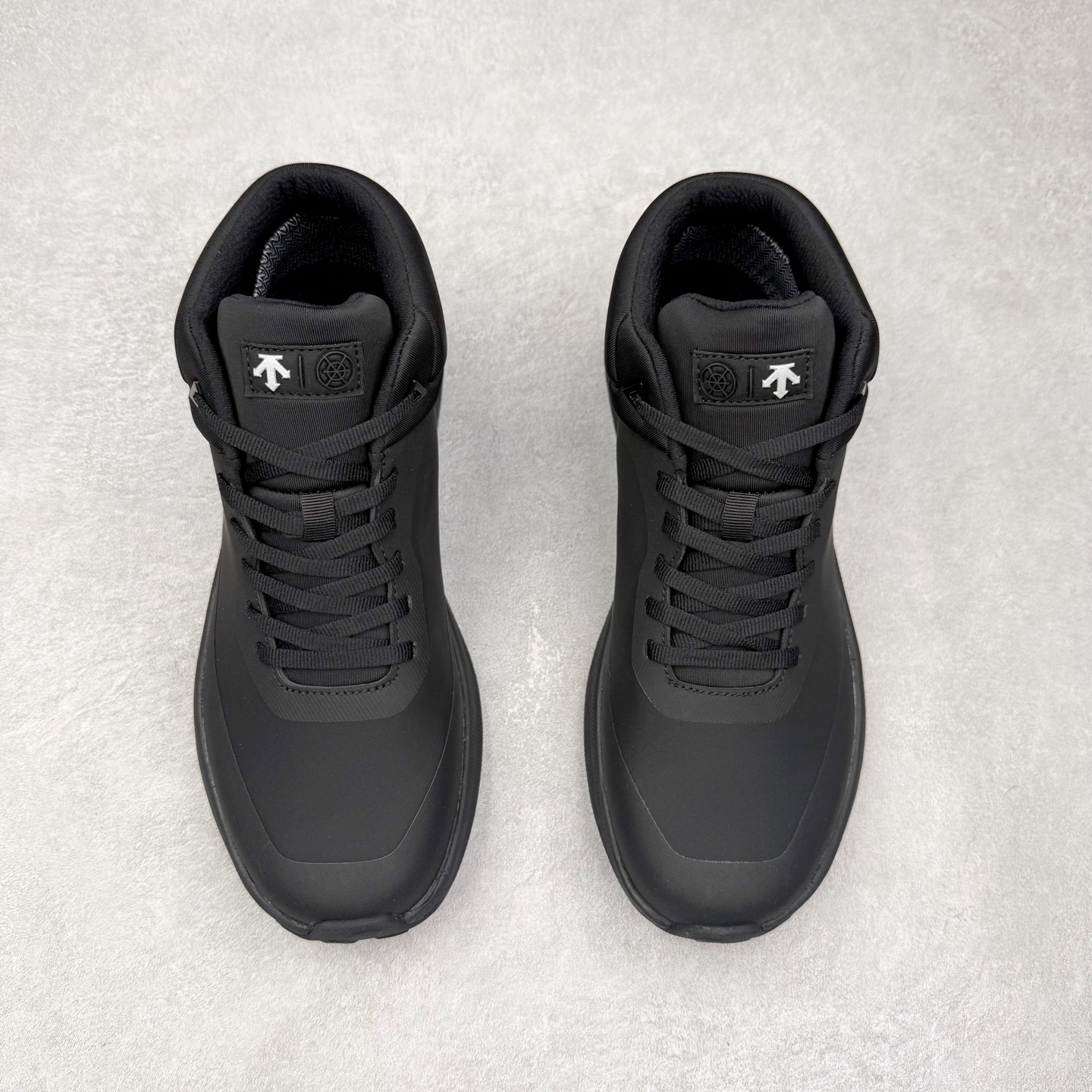 图片[2]-＃HP 迪桑特DESCENTE Dualis GORE-TEX 时尚 防滑耐磨中帮生活休闲鞋 男款 DESCENTE（迪桑特）创立于1935年，品牌名取自法语词汇，意为“滑降”。品牌箭头标识代表滑雪的三种技术“高速直线滑行”、“穿越”和“侧滑”，也寓意品牌在打造高端专业运动产品中不断追求完美的创新精神，致力于成为中国高端专业滑雪、综训、女子、铁人三项、高尔夫的第一品牌。尺码：39 40 40.5 41 42 42.5 43 44 44.5 45-选品中心