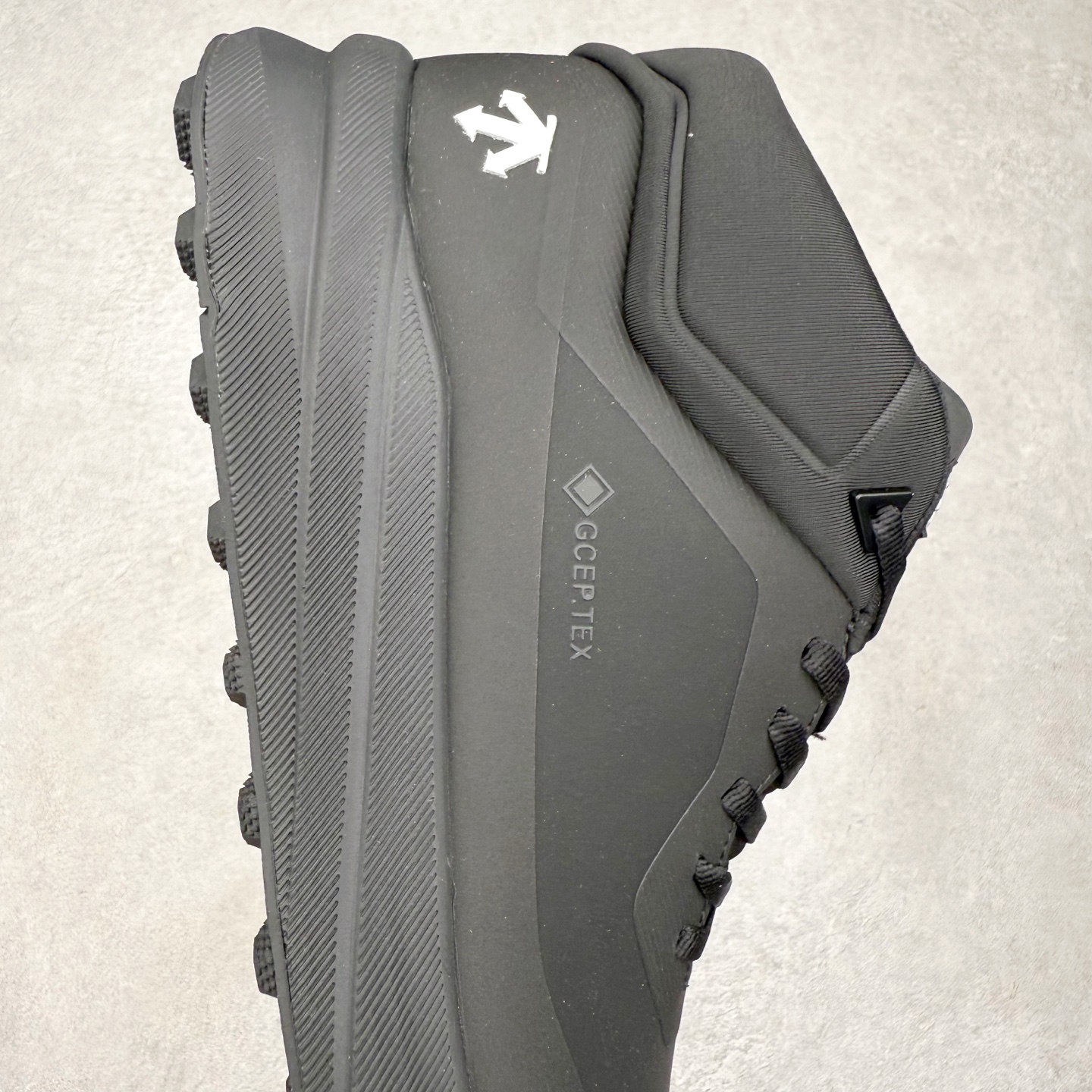 图片[6]-＃HP 迪桑特DESCENTE Dualis GORE-TEX 时尚 防滑耐磨中帮生活休闲鞋 男款 DESCENTE（迪桑特）创立于1935年，品牌名取自法语词汇，意为“滑降”。品牌箭头标识代表滑雪的三种技术“高速直线滑行”、“穿越”和“侧滑”，也寓意品牌在打造高端专业运动产品中不断追求完美的创新精神，致力于成为中国高端专业滑雪、综训、女子、铁人三项、高尔夫的第一品牌。尺码：39 40 40.5 41 42 42.5 43 44 44.5 45-选品中心