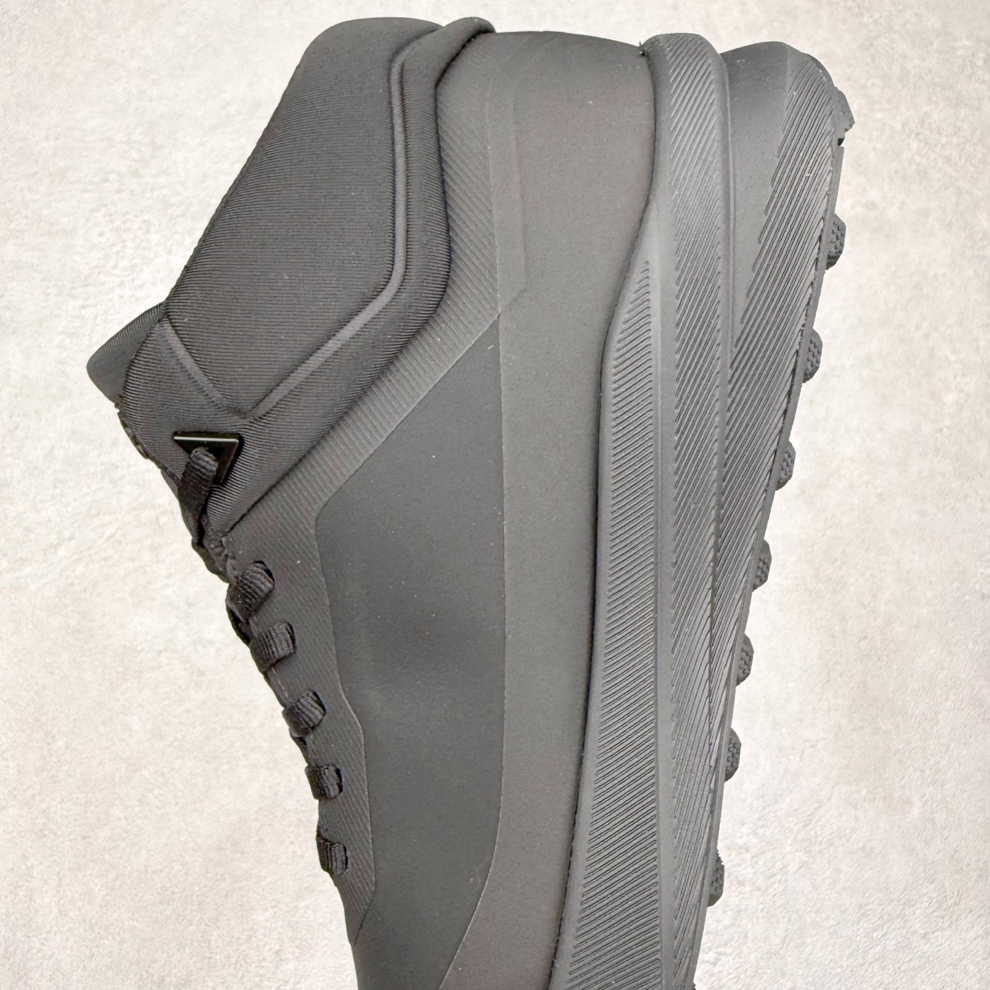 图片[7]-＃HP 迪桑特DESCENTE Dualis GORE-TEX 时尚 防滑耐磨中帮生活休闲鞋 男款 DESCENTE（迪桑特）创立于1935年，品牌名取自法语词汇，意为“滑降”。品牌箭头标识代表滑雪的三种技术“高速直线滑行”、“穿越”和“侧滑”，也寓意品牌在打造高端专业运动产品中不断追求完美的创新精神，致力于成为中国高端专业滑雪、综训、女子、铁人三项、高尔夫的第一品牌。尺码：39 40 40.5 41 42 42.5 43 44 44.5 45-选品中心