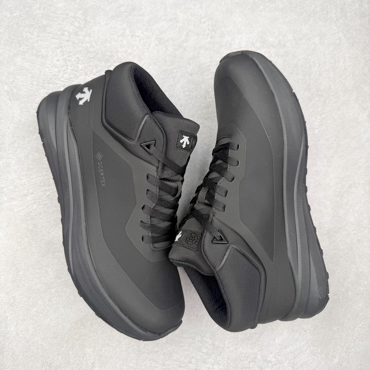 图片[3]-＃HP 迪桑特DESCENTE Dualis GORE-TEX 时尚 防滑耐磨中帮生活休闲鞋 男款 DESCENTE（迪桑特）创立于1935年，品牌名取自法语词汇，意为“滑降”。品牌箭头标识代表滑雪的三种技术“高速直线滑行”、“穿越”和“侧滑”，也寓意品牌在打造高端专业运动产品中不断追求完美的创新精神，致力于成为中国高端专业滑雪、综训、女子、铁人三项、高尔夫的第一品牌。尺码：39 40 40.5 41 42 42.5 43 44 44.5 45-选品中心