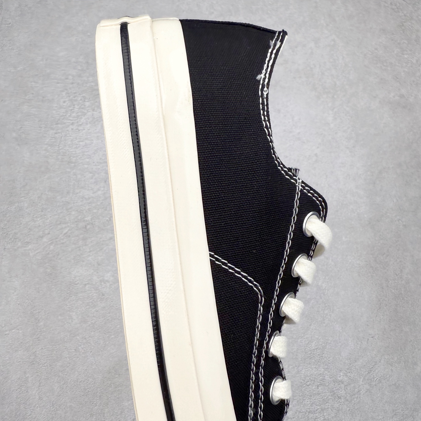 图片[6]-Converse All Star SQUARETOE OX 匡威新款 日本限定 新款方头系列 耐磨低帮男女同款休闲帆布鞋 来自Converse Japan 全新「Square Toe」系列，保留了Chuck Taylor标志性设计，只不过把那个再熟悉不过的圆头，换成了一个干脆利落的「方头」。变化虽小，风格却大不同！ 设计上与早前Rick Owens 的联名方头有几分神似，却更日常、更易穿、更人人皆可驾驭。 值得一提的是，方头造型不仅更有态度，也在前掌预留了更多空间，让穿着体验更加舒适，好看又好穿，真的很难不心动。 货号：31316070 黑白 货号：31316071 白色 货号：31316072 黑武士 货号：31316152 灰褐色 尺码：35 36 37 38 39 40 41 42 43 44 （⚠️方头款尺码比1970s偏大一码）-选品中心
