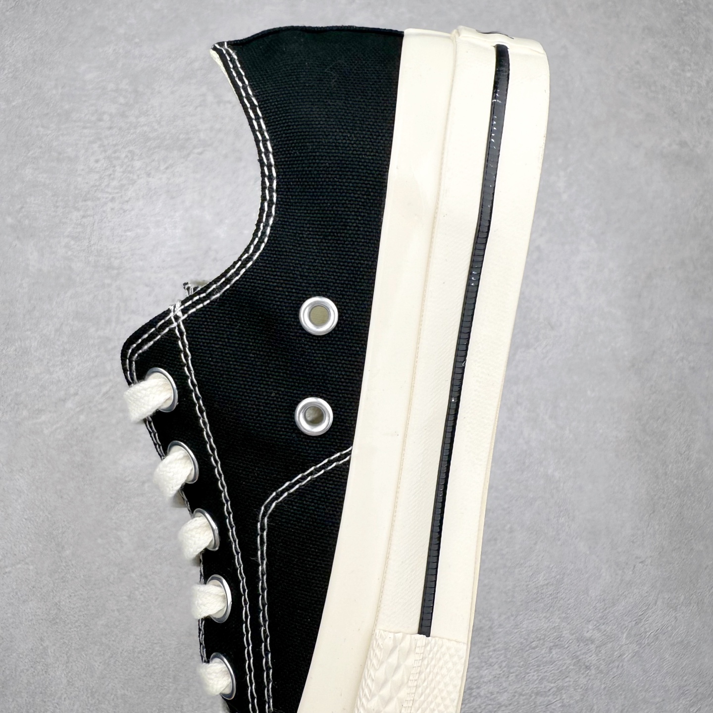 图片[7]-Converse All Star SQUARETOE OX 匡威新款 日本限定 新款方头系列 耐磨低帮男女同款休闲帆布鞋 来自Converse Japan 全新「Square Toe」系列，保留了Chuck Taylor标志性设计，只不过把那个再熟悉不过的圆头，换成了一个干脆利落的「方头」。变化虽小，风格却大不同！ 设计上与早前Rick Owens 的联名方头有几分神似，却更日常、更易穿、更人人皆可驾驭。 值得一提的是，方头造型不仅更有态度，也在前掌预留了更多空间，让穿着体验更加舒适，好看又好穿，真的很难不心动。 货号：31316070 黑白 货号：31316071 白色 货号：31316072 黑武士 货号：31316152 灰褐色 尺码：35 36 37 38 39 40 41 42 43 44 （⚠️方头款尺码比1970s偏大一码）-选品中心