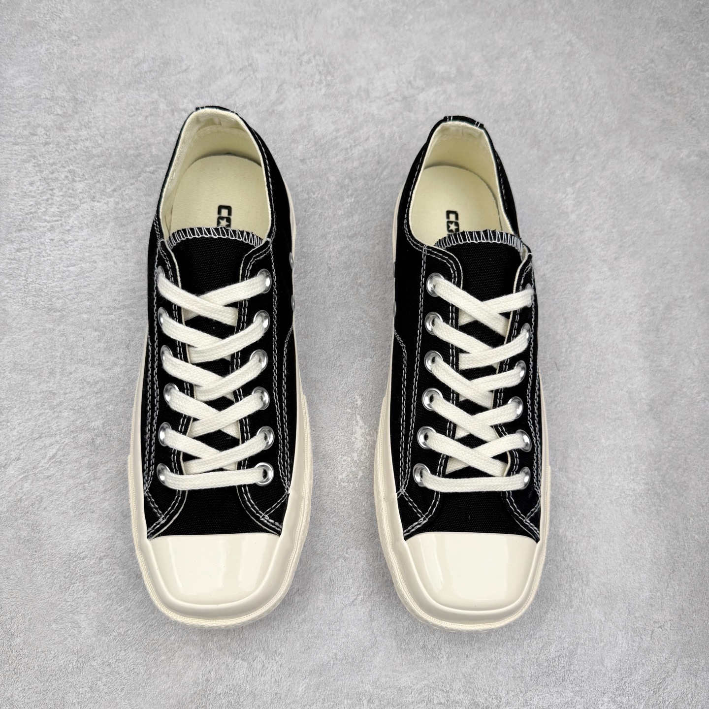 图片[2]-Converse All Star SQUARETOE OX 匡威新款 日本限定 新款方头系列 耐磨低帮男女同款休闲帆布鞋 来自Converse Japan 全新「Square Toe」系列，保留了Chuck Taylor标志性设计，只不过把那个再熟悉不过的圆头，换成了一个干脆利落的「方头」。变化虽小，风格却大不同！ 设计上与早前Rick Owens 的联名方头有几分神似，却更日常、更易穿、更人人皆可驾驭。 值得一提的是，方头造型不仅更有态度，也在前掌预留了更多空间，让穿着体验更加舒适，好看又好穿，真的很难不心动。 货号：31316070 黑白 货号：31316071 白色 货号：31316072 黑武士 货号：31316152 灰褐色 尺码：35 36 37 38 39 40 41 42 43 44 （⚠️方头款尺码比1970s偏大一码）-选品中心