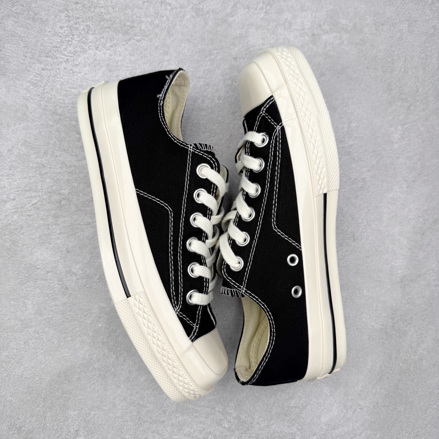 图片[3]-Converse All Star SQUARETOE OX 匡威新款 日本限定 新款方头系列 耐磨低帮男女同款休闲帆布鞋 来自Converse Japan 全新「Square Toe」系列，保留了Chuck Taylor标志性设计，只不过把那个再熟悉不过的圆头，换成了一个干脆利落的「方头」。变化虽小，风格却大不同！ 设计上与早前Rick Owens 的联名方头有几分神似，却更日常、更易穿、更人人皆可驾驭。 值得一提的是，方头造型不仅更有态度，也在前掌预留了更多空间，让穿着体验更加舒适，好看又好穿，真的很难不心动。 货号：31316070 黑白 货号：31316071 白色 货号：31316072 黑武士 货号：31316152 灰褐色 尺码：35 36 37 38 39 40 41 42 43 44 （⚠️方头款尺码比1970s偏大一码）-选品中心