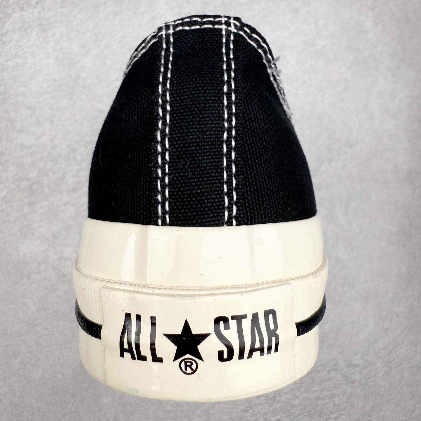 图片[8]-Converse All Star SQUARETOE OX 匡威新款 日本限定 新款方头系列 耐磨低帮男女同款休闲帆布鞋 来自Converse Japan 全新「Square Toe」系列，保留了Chuck Taylor标志性设计，只不过把那个再熟悉不过的圆头，换成了一个干脆利落的「方头」。变化虽小，风格却大不同！ 设计上与早前Rick Owens 的联名方头有几分神似，却更日常、更易穿、更人人皆可驾驭。 值得一提的是，方头造型不仅更有态度，也在前掌预留了更多空间，让穿着体验更加舒适，好看又好穿，真的很难不心动。 货号：31316070 黑白 货号：31316071 白色 货号：31316072 黑武士 货号：31316152 灰褐色 尺码：35 36 37 38 39 40 41 42 43 44 （⚠️方头款尺码比1970s偏大一码）-选品中心